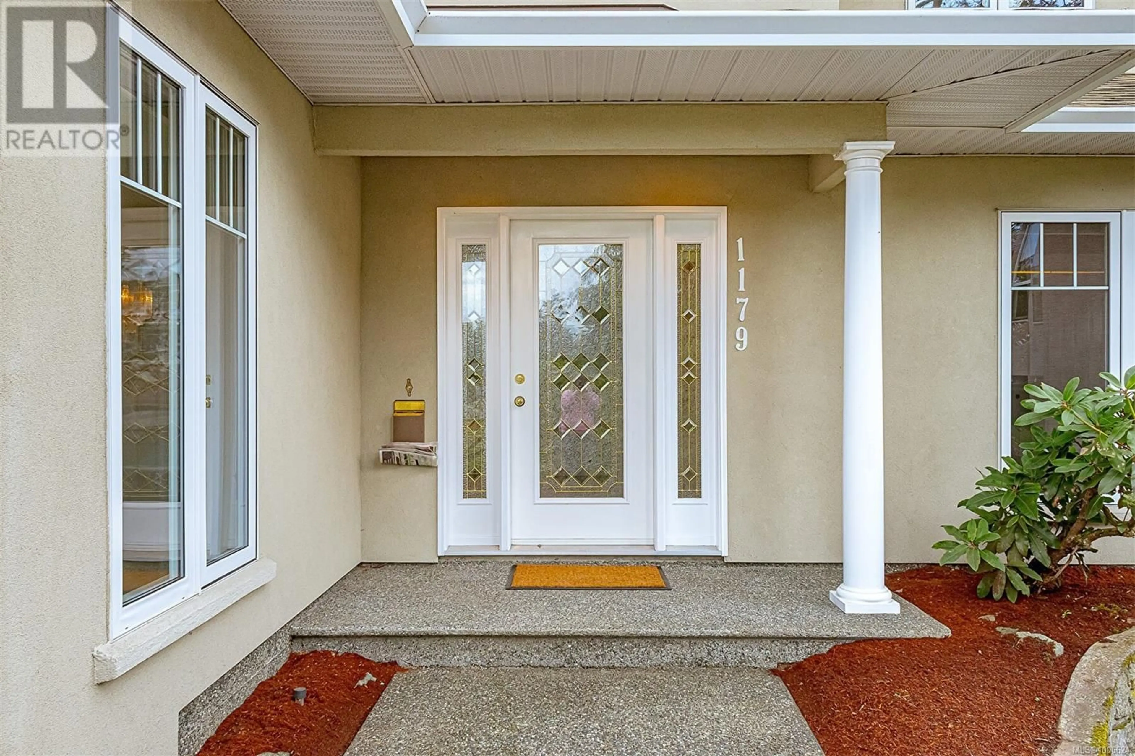Indoor entryway for 1179 GAIT LANE, Saanich British Columbia V8P5T6