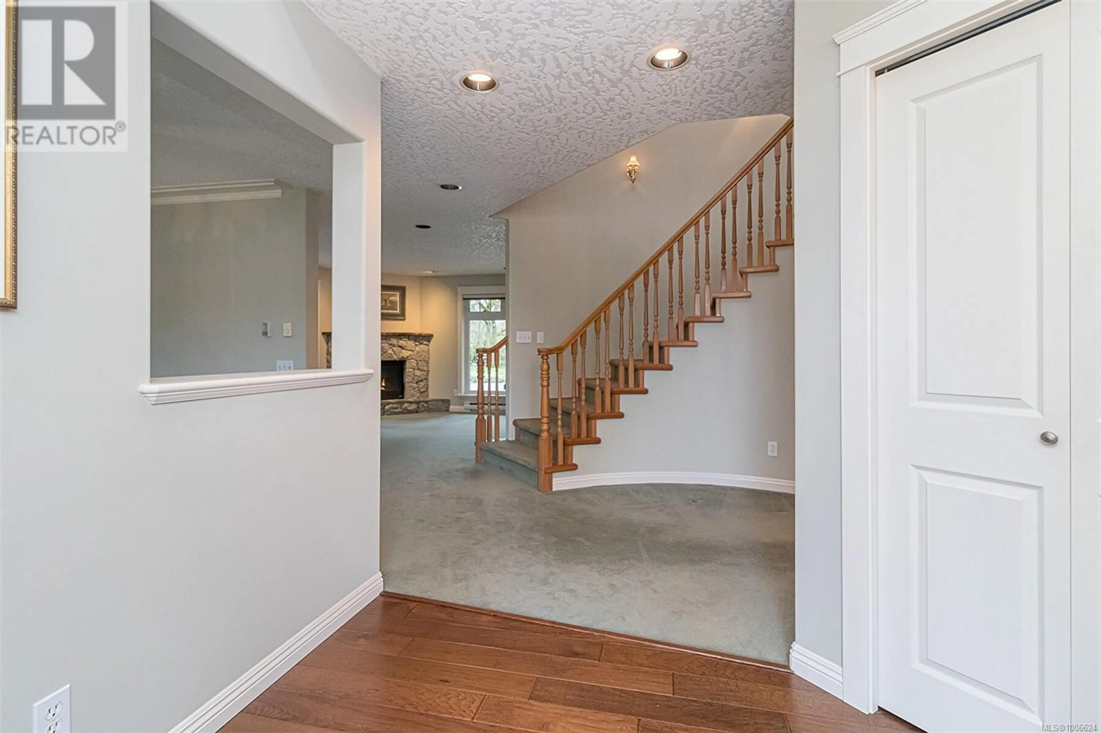 Indoor entryway for 1179 GAIT LANE, Saanich British Columbia V8P5T6