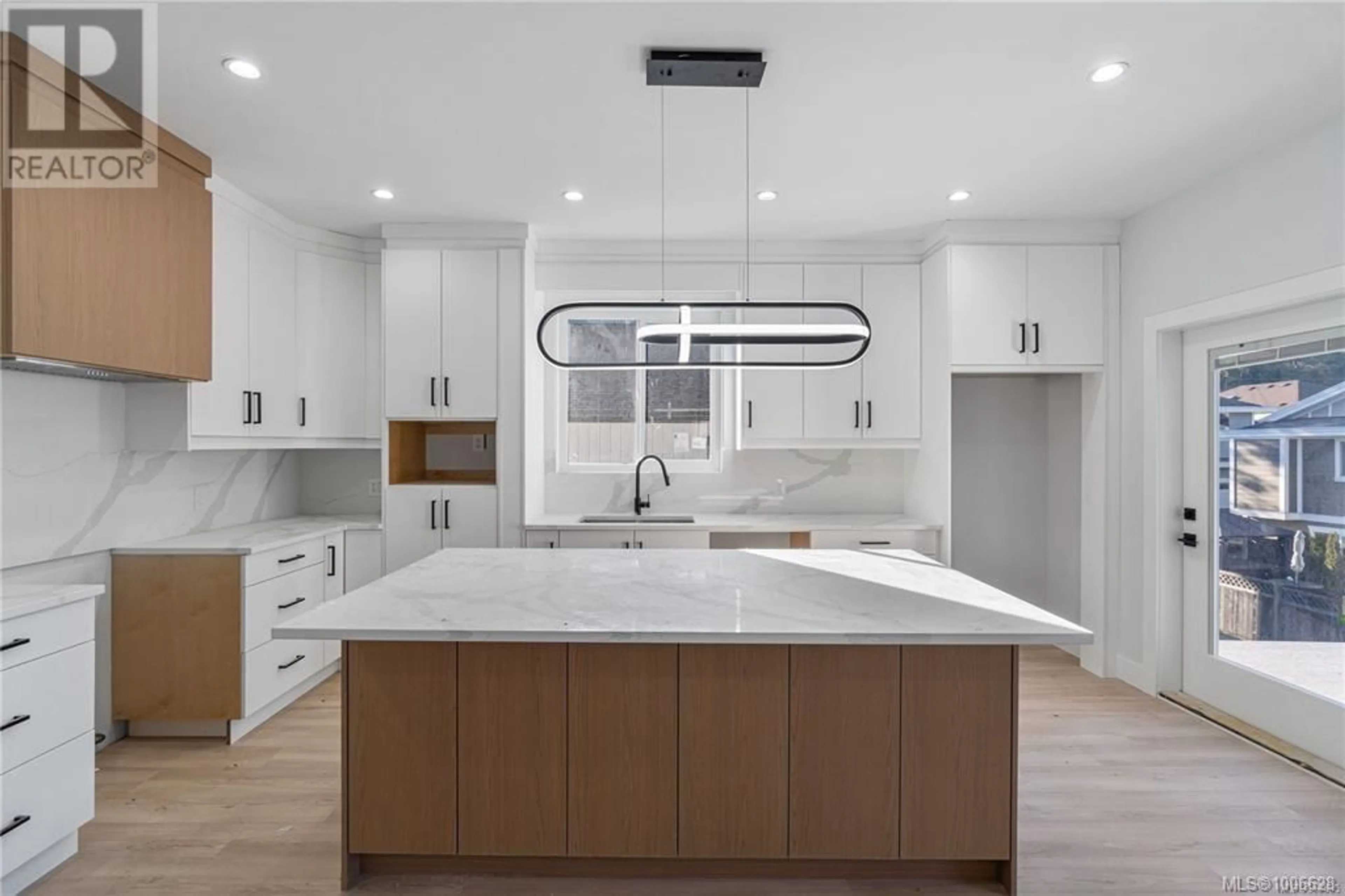 Contemporary kitchen, ceramic/tile floor for 5113 WILLIAMSON ROAD, Nanaimo British Columbia V9T5B5