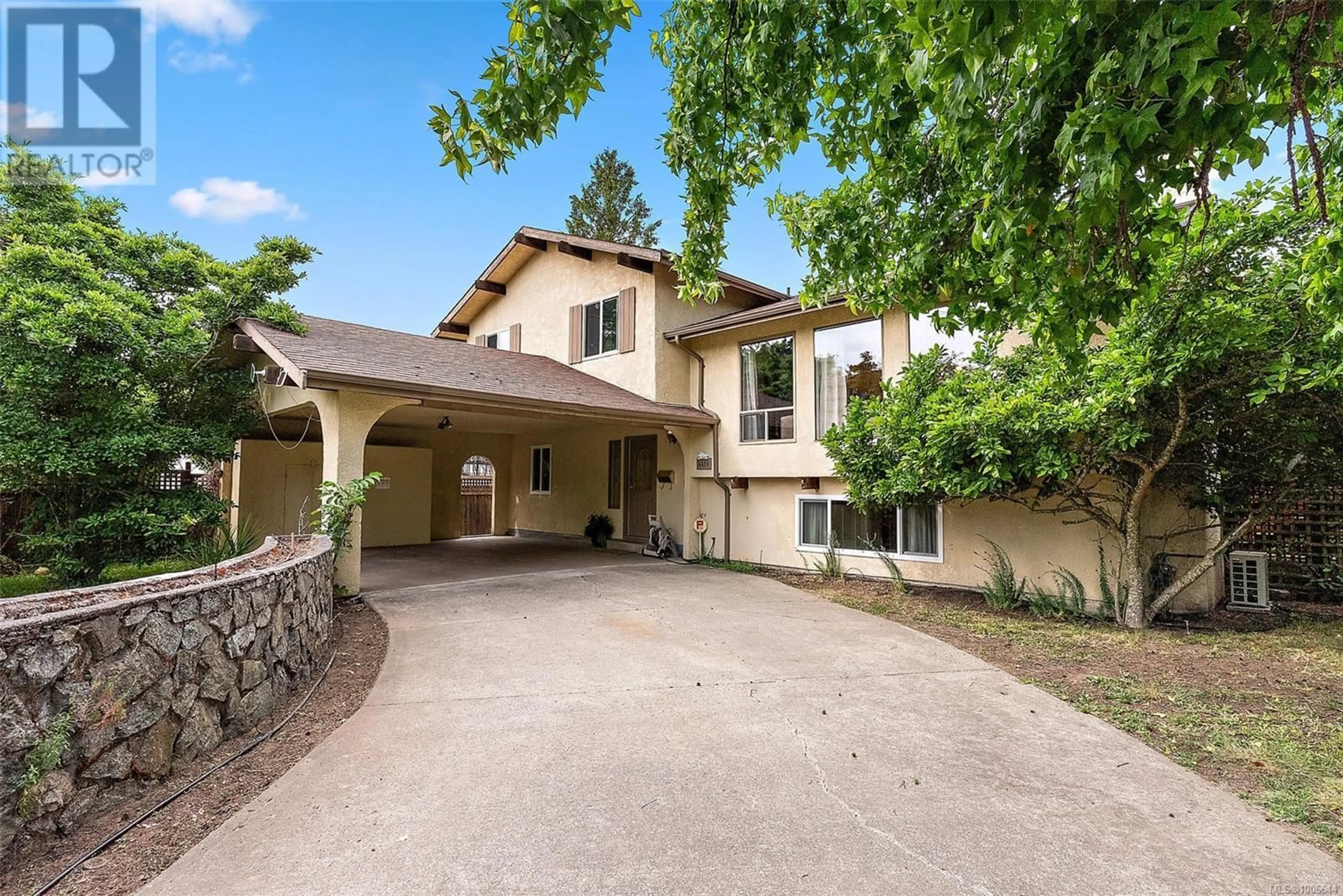A pic from outside/outdoor area/front of a property/back of a property/a pic from drone, street for 4416 COLUMBIA DRIVE, Saanich British Columbia V8N3J3