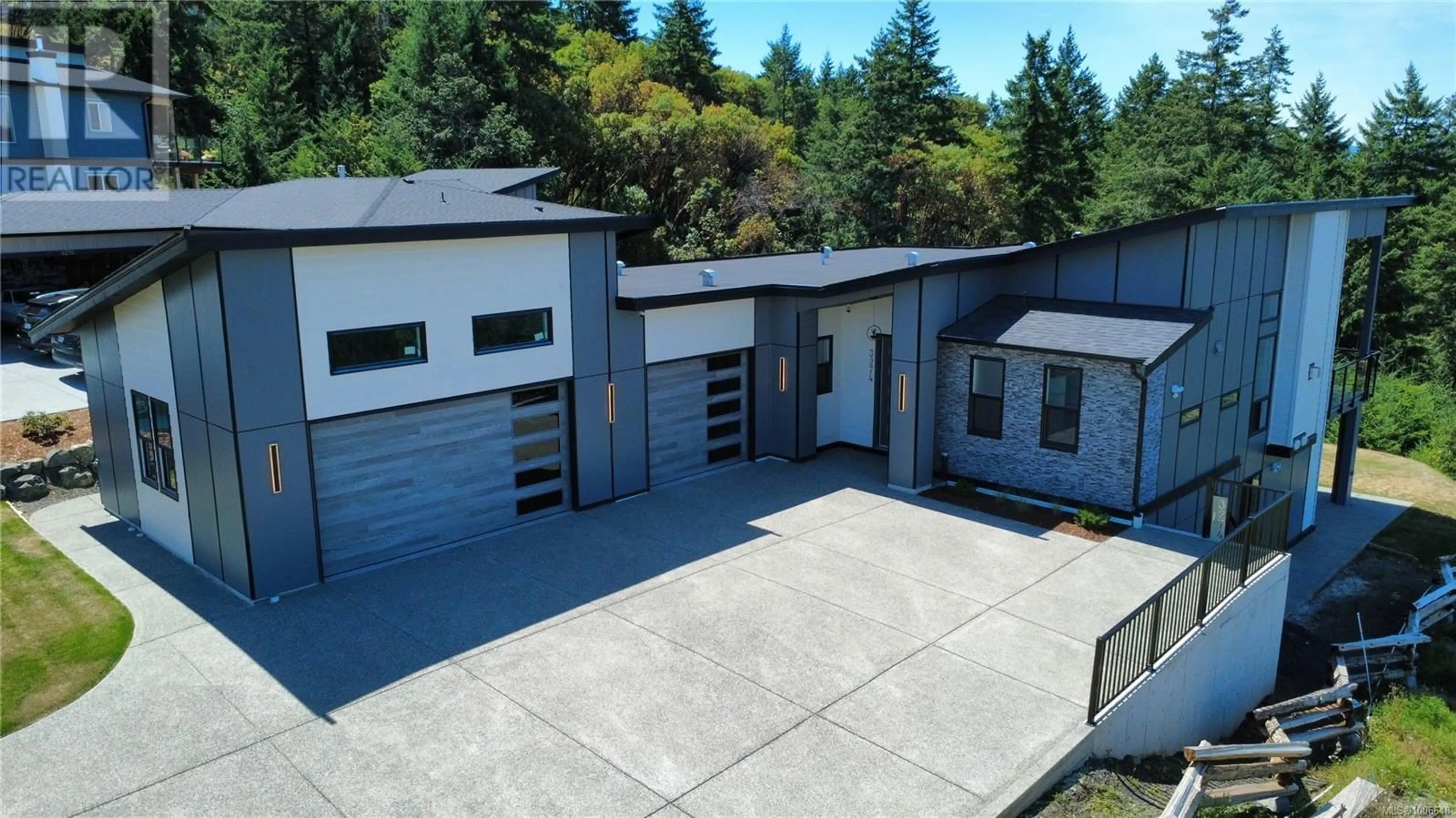 A pic from outside/outdoor area/front of a property/back of a property/a pic from drone, unknown for 3274 WOODRUSH DRIVE, Duncan British Columbia V9L0G1
