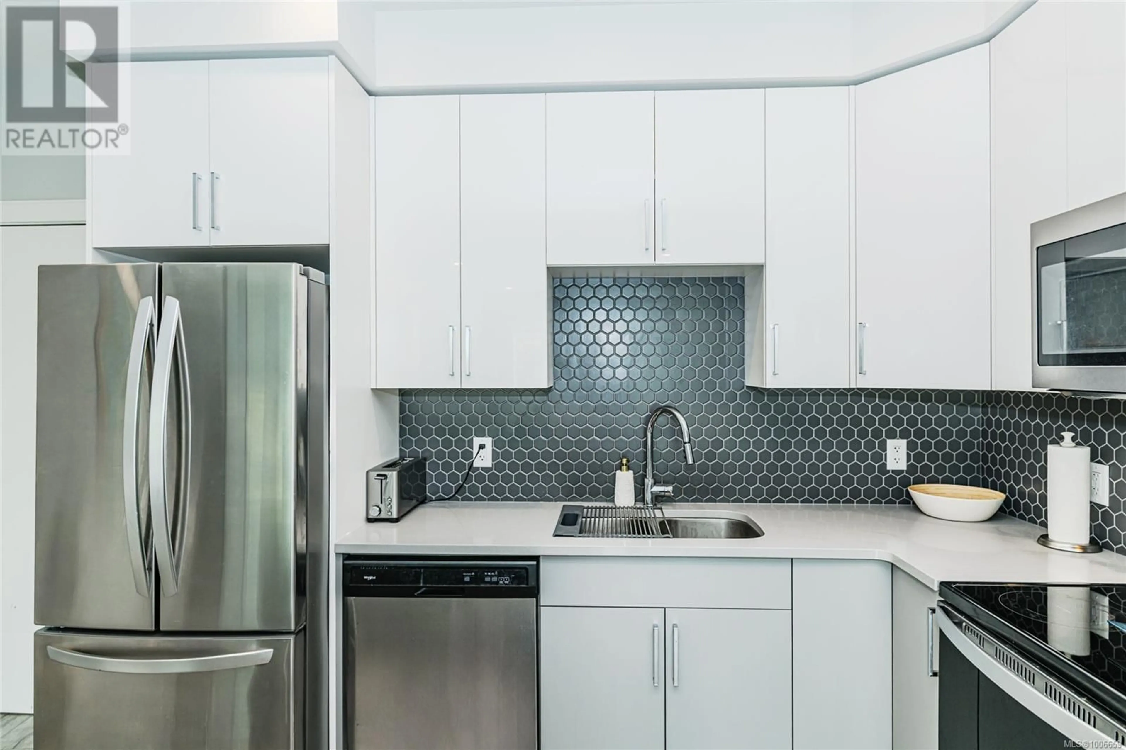 Standard kitchen, ceramic/tile floor for 309 - 280 ISLAND HIGHWAY, View Royal British Columbia V9B1G5