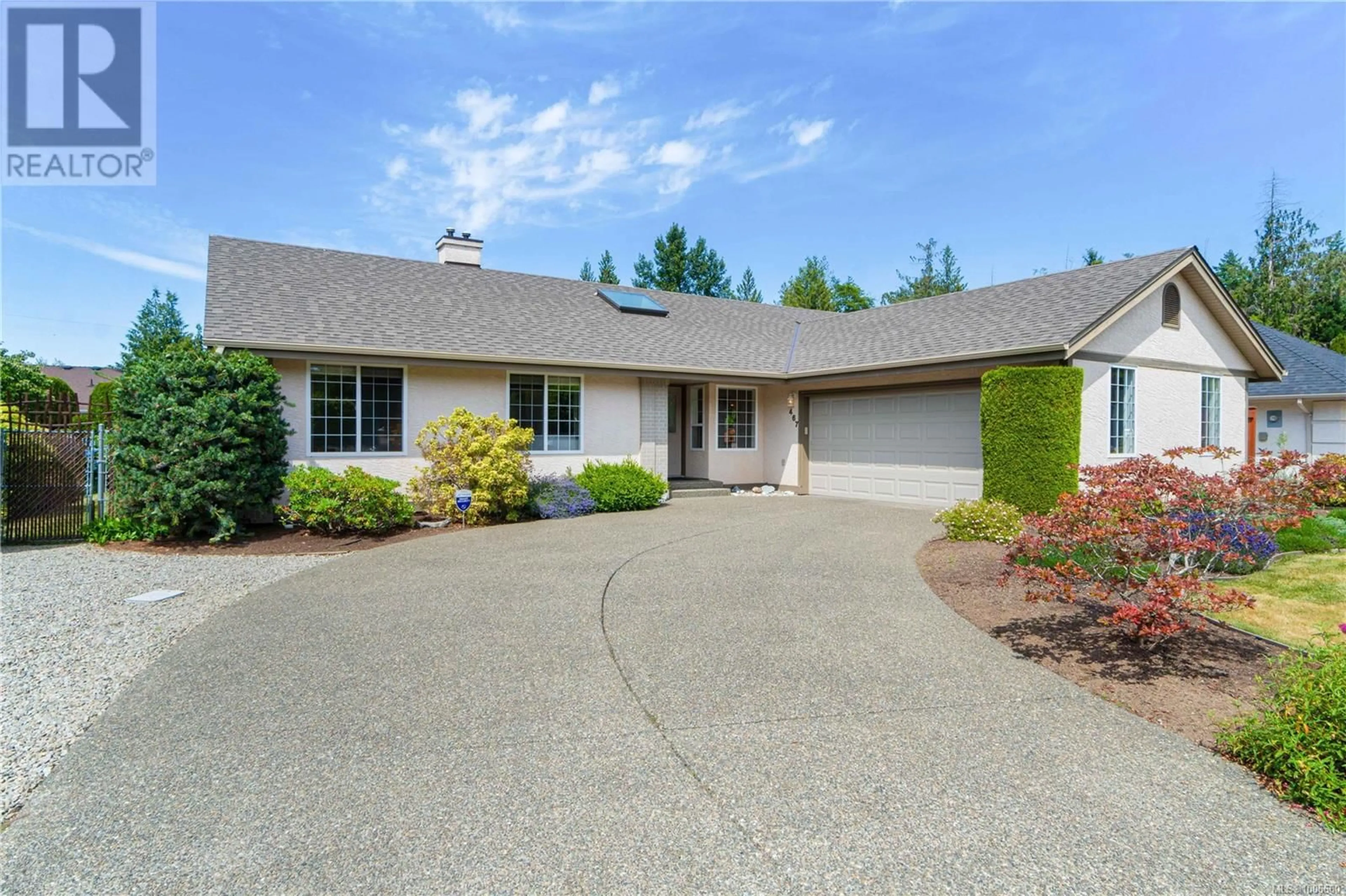 Home with vinyl exterior material, street for 467 SCHLEY PLACE, Qualicum Beach British Columbia V9K2L5