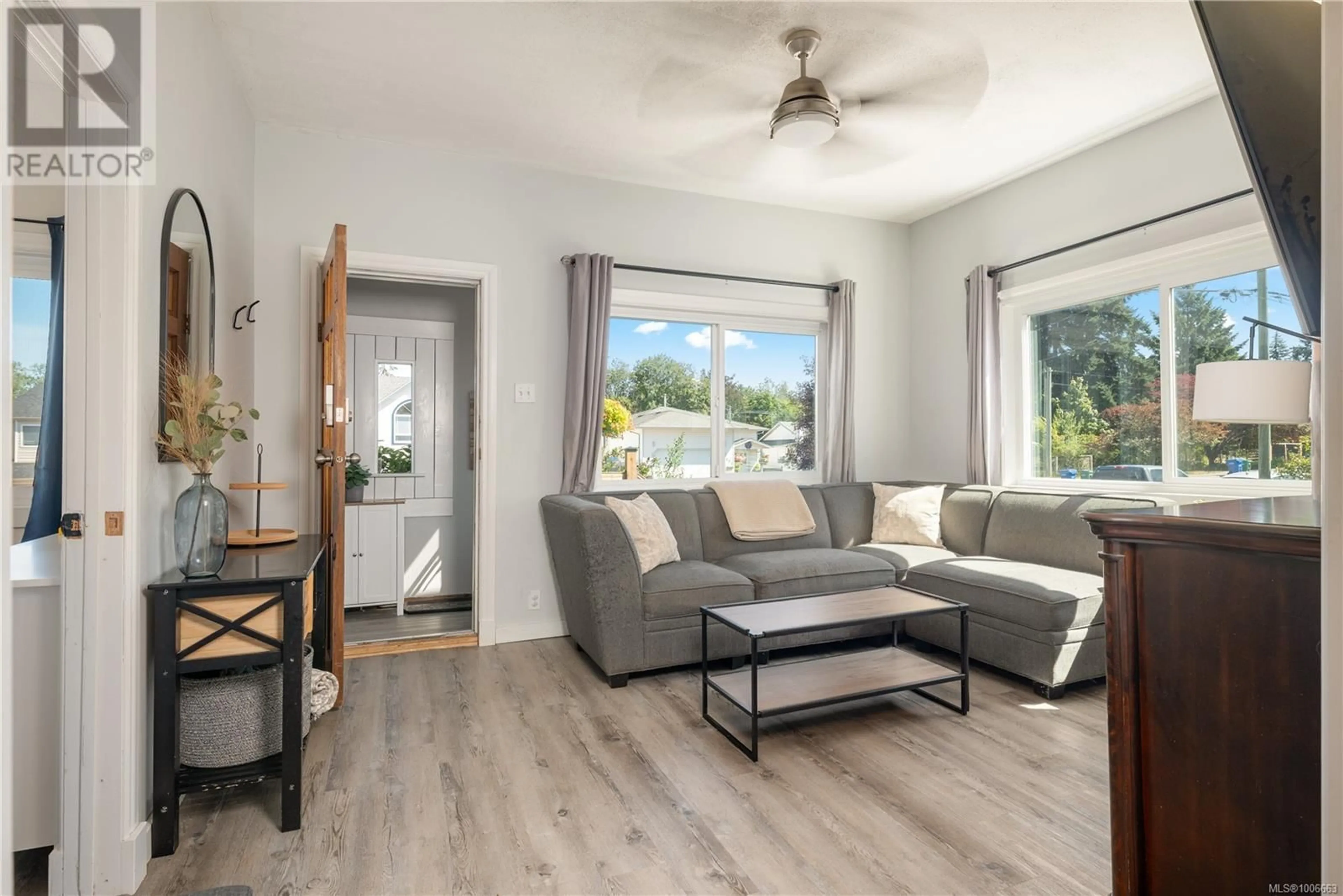 Living room with furniture, wood/laminate floor for 423 MURRAY STREET, Nanaimo British Columbia V9R1B6