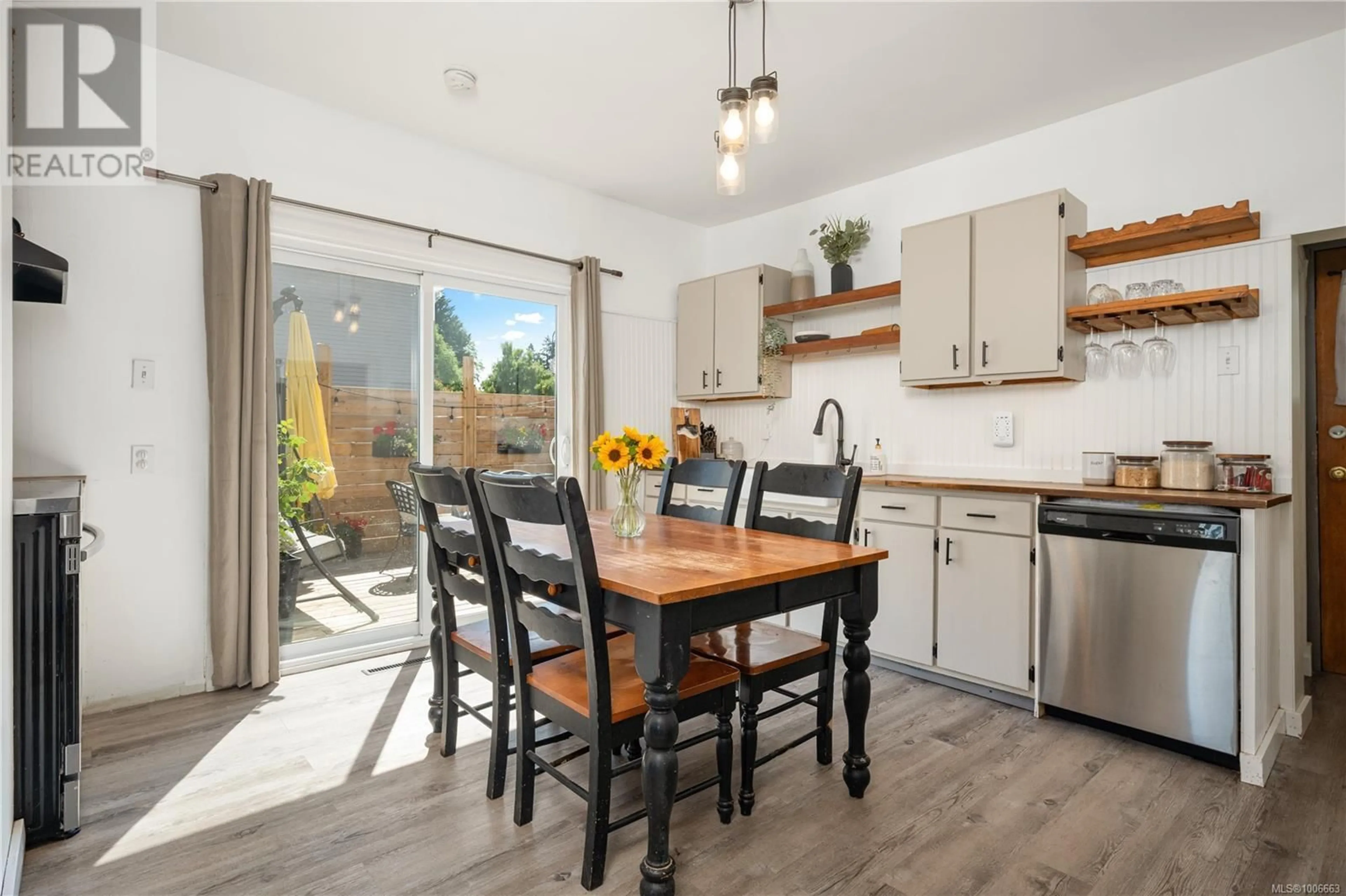 Open concept kitchen, wood/laminate floor for 423 MURRAY STREET, Nanaimo British Columbia V9R1B6