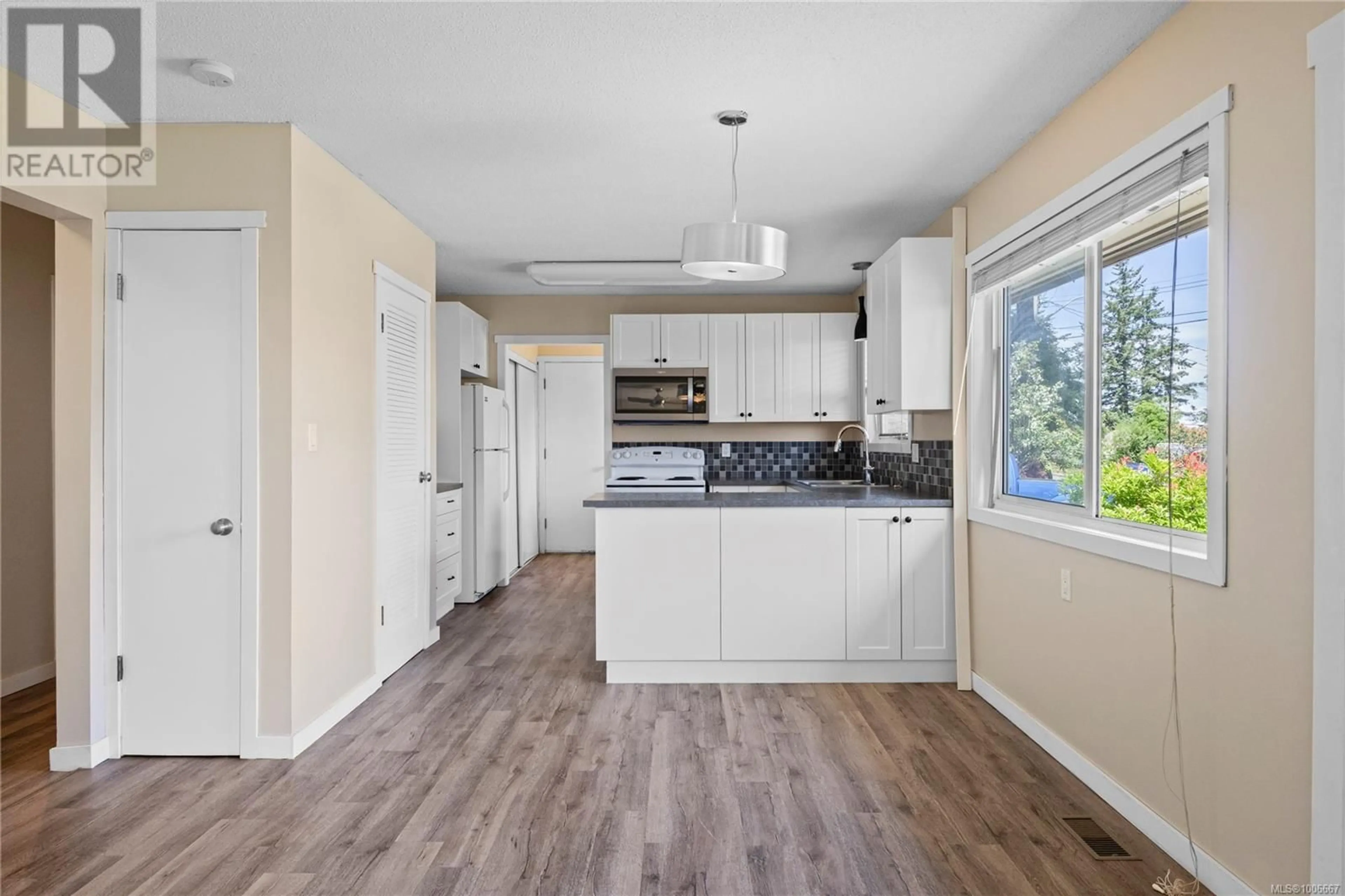 Open concept kitchen, unknown for 736 NANCY GREENE DRIVE, Campbell River British Columbia V9W2A6