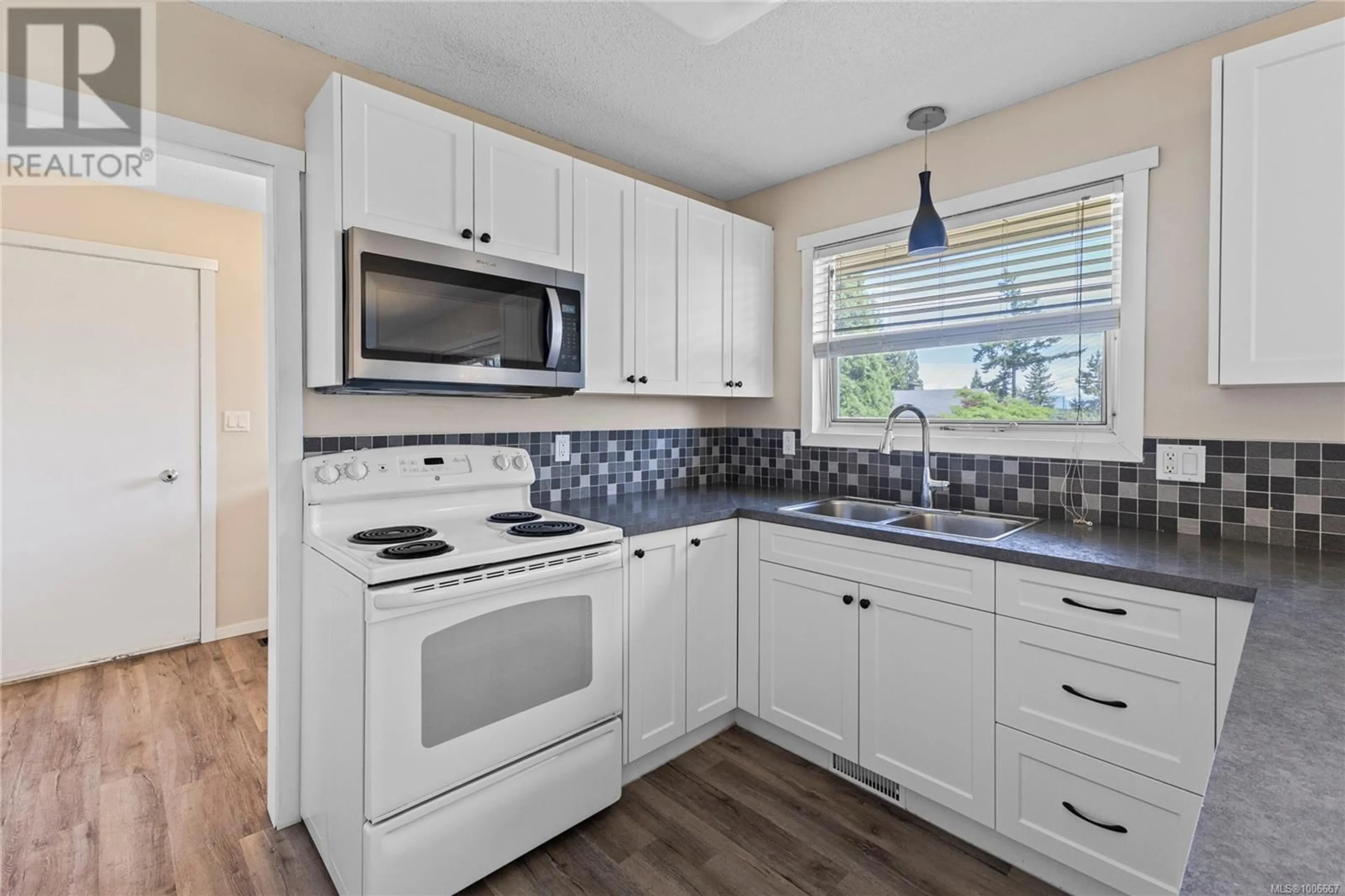 Standard kitchen, ceramic/tile floor for 736 NANCY GREENE DRIVE, Campbell River British Columbia V9W2A6