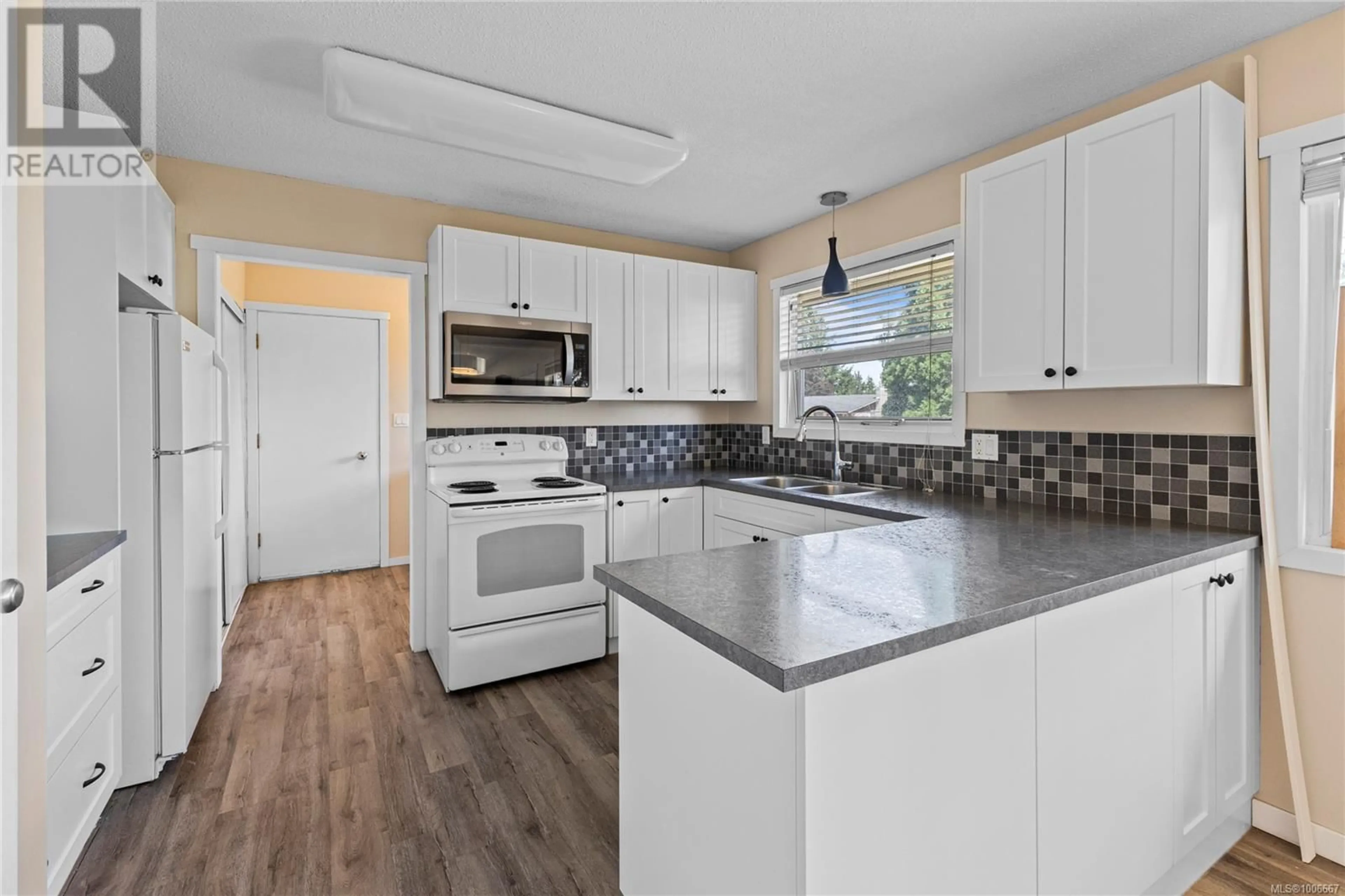 Standard kitchen, ceramic/tile floor for 736 NANCY GREENE DRIVE, Campbell River British Columbia V9W2A6