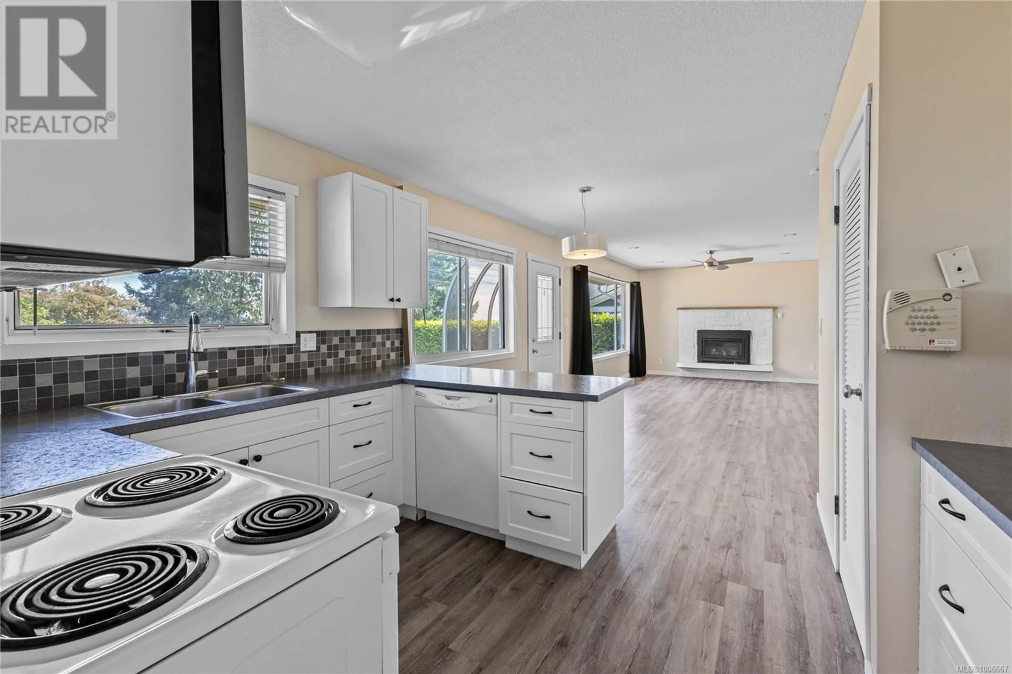 Open concept kitchen, unknown for 736 NANCY GREENE DRIVE, Campbell River British Columbia V9W2A6