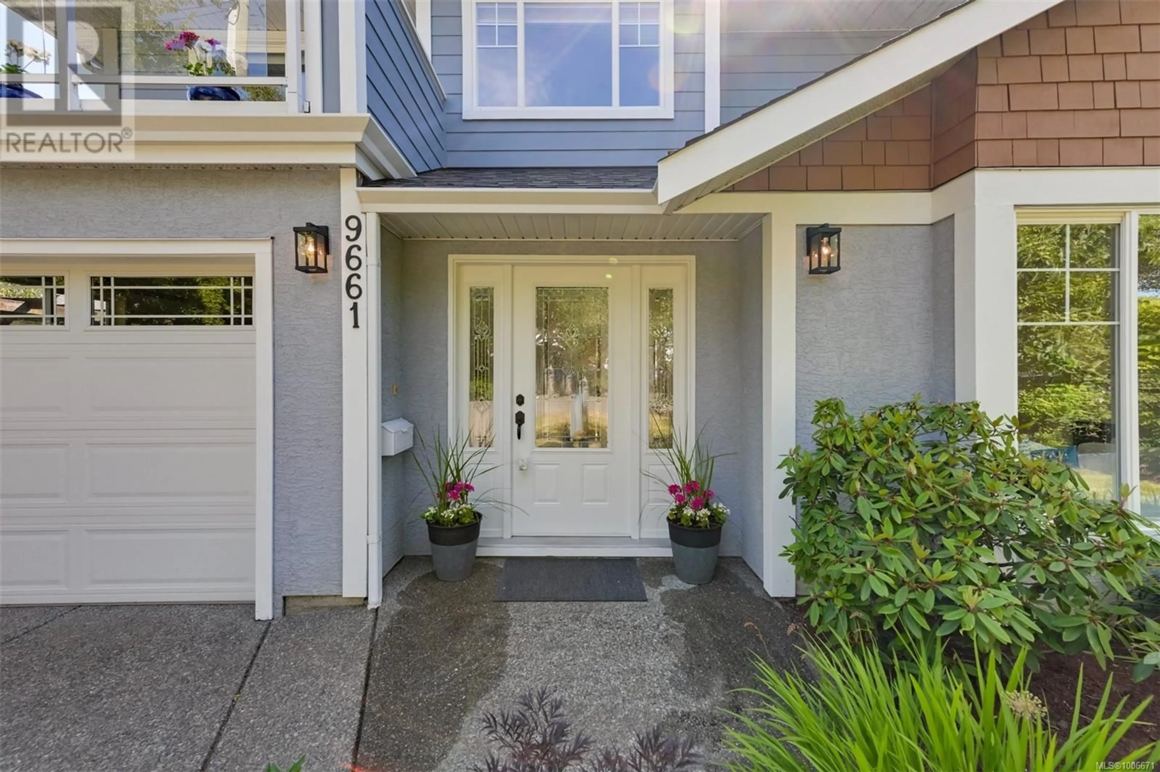 Indoor entryway for 9661 SEVENTH STREET, Sidney British Columbia V8L2V6