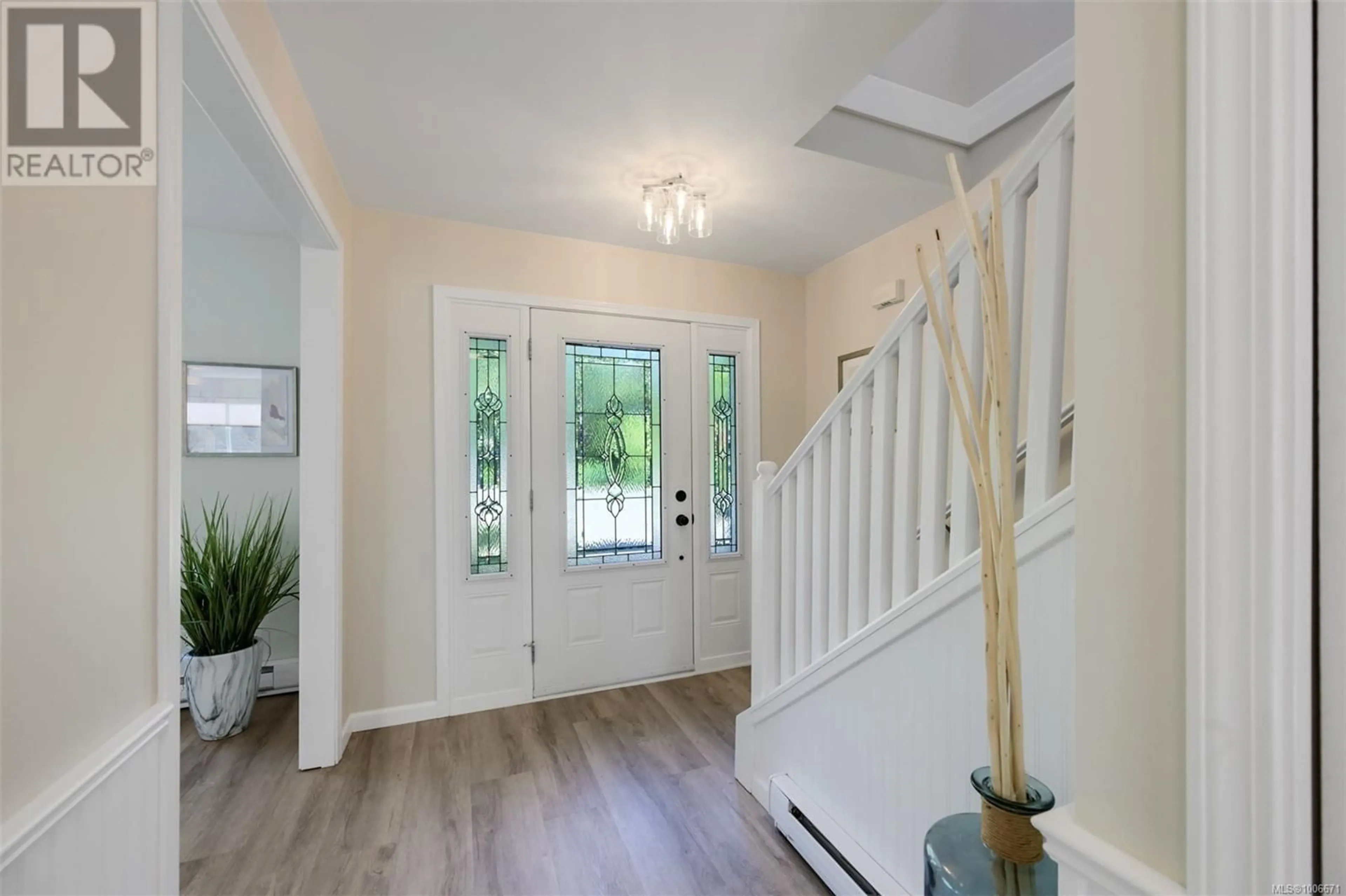 Indoor entryway for 9661 SEVENTH STREET, Sidney British Columbia V8L2V6