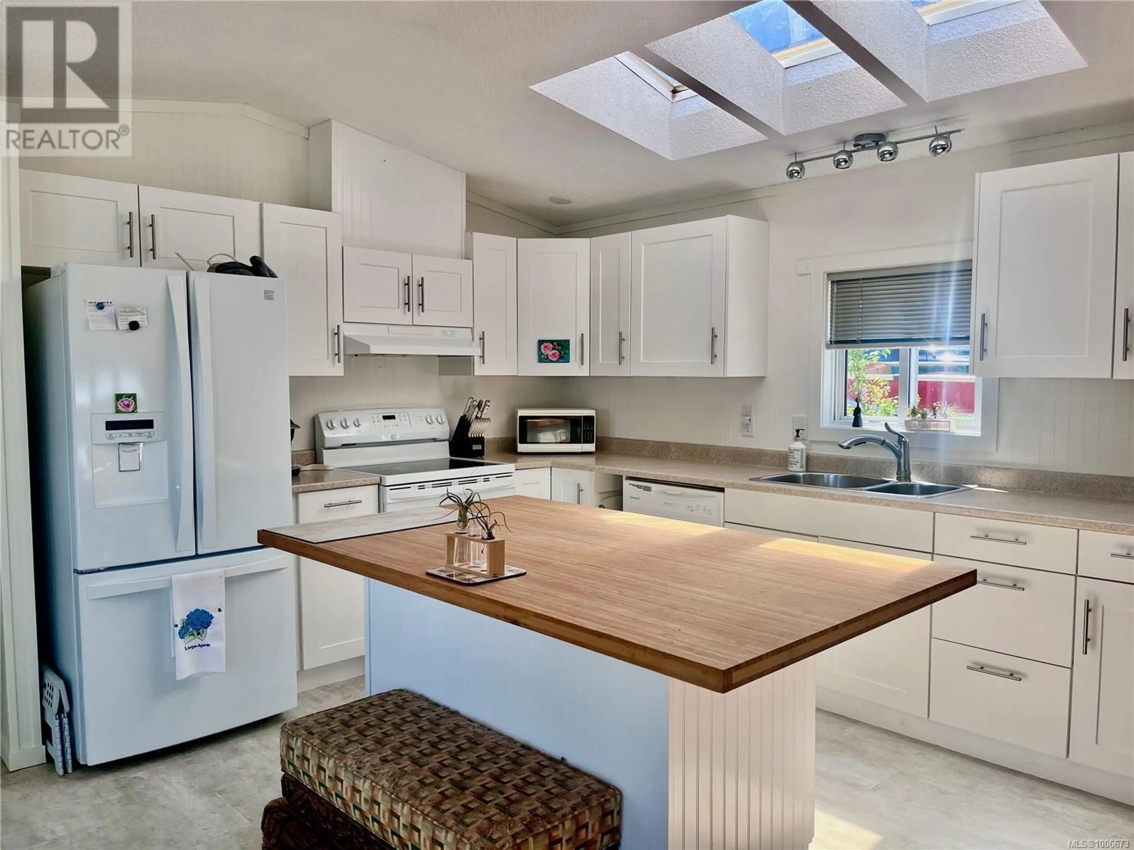 Open concept kitchen, ceramic/tile floor for 31 - 1000 CHASE RIVER ROAD, Nanaimo British Columbia V9R6L8