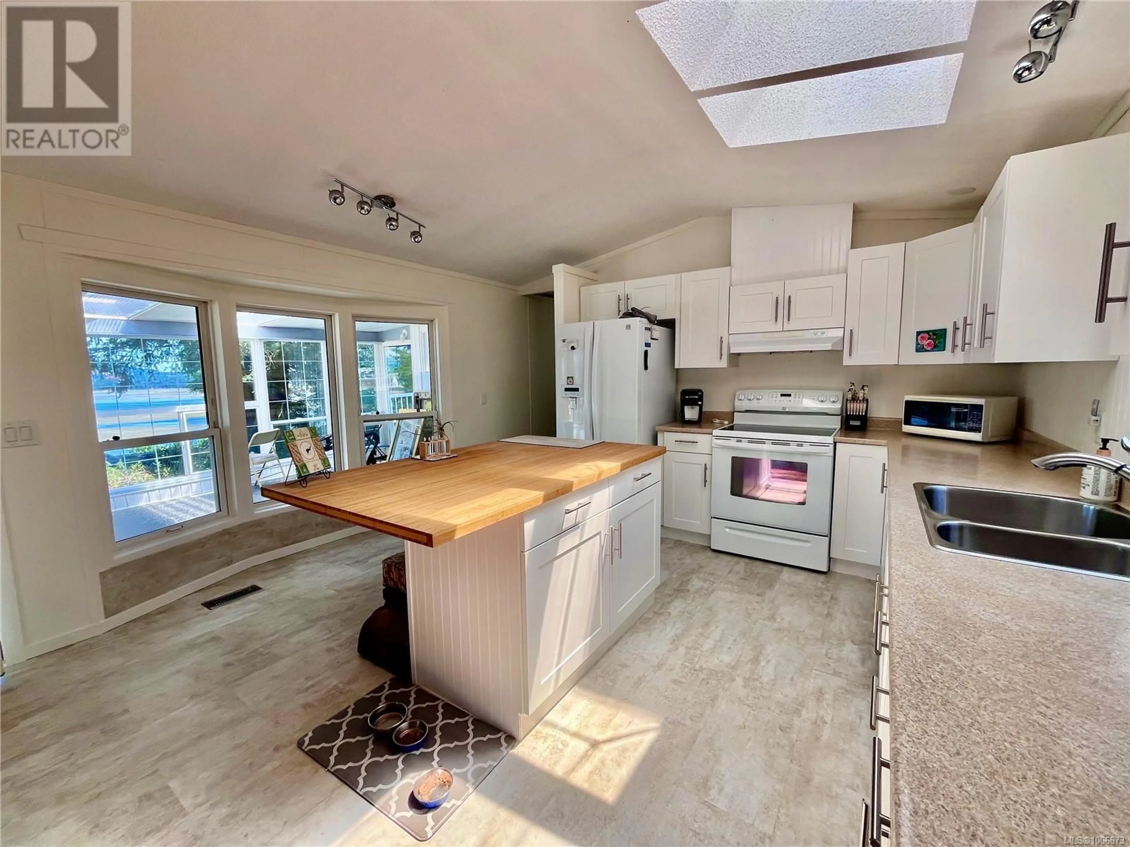 Open concept kitchen, ceramic/tile floor for 31 - 1000 CHASE RIVER ROAD, Nanaimo British Columbia V9R6L8
