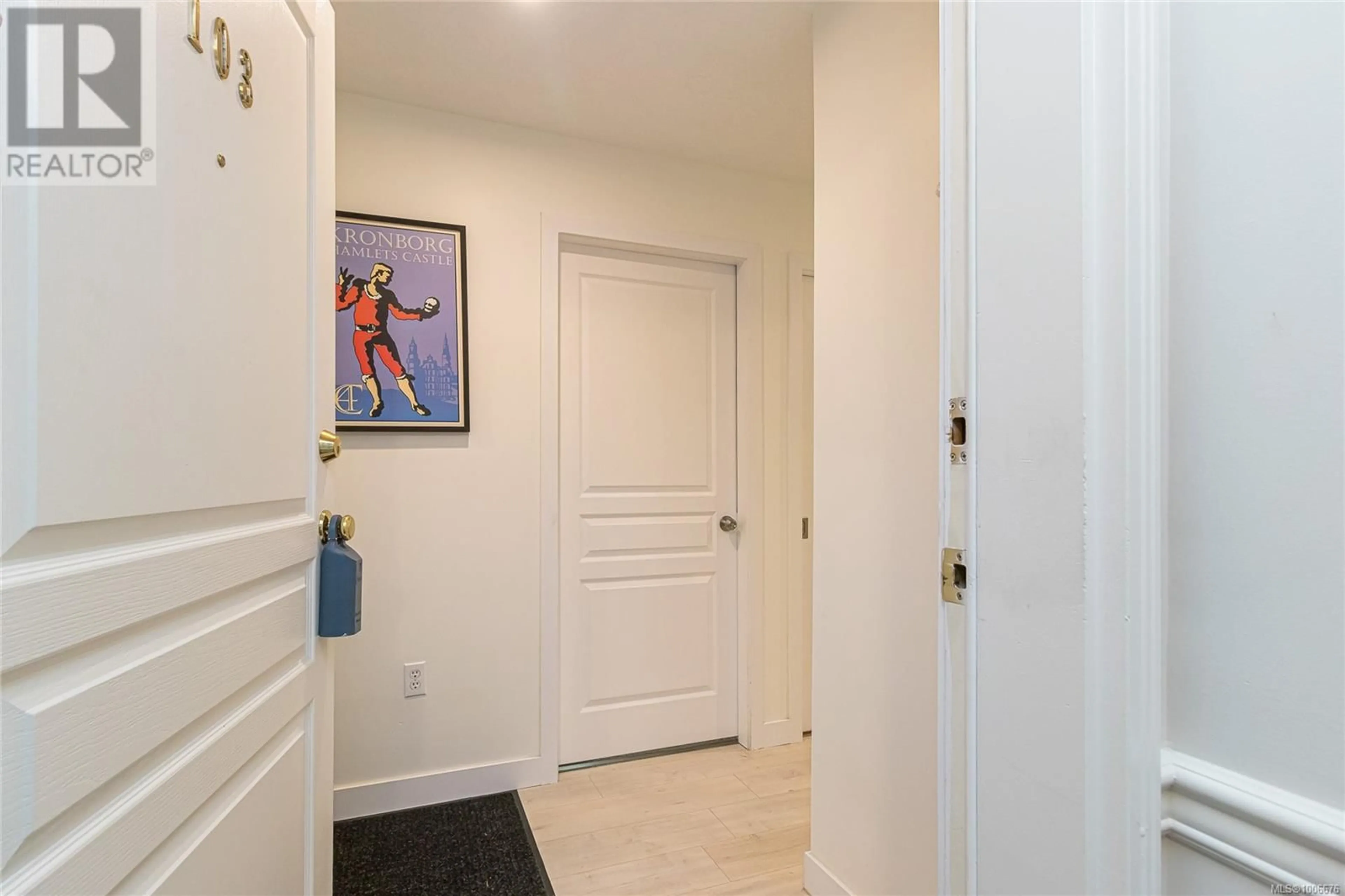 Indoor entryway for 103 - 3180 ALBINA STREET, Saanich British Columbia V8X4N1