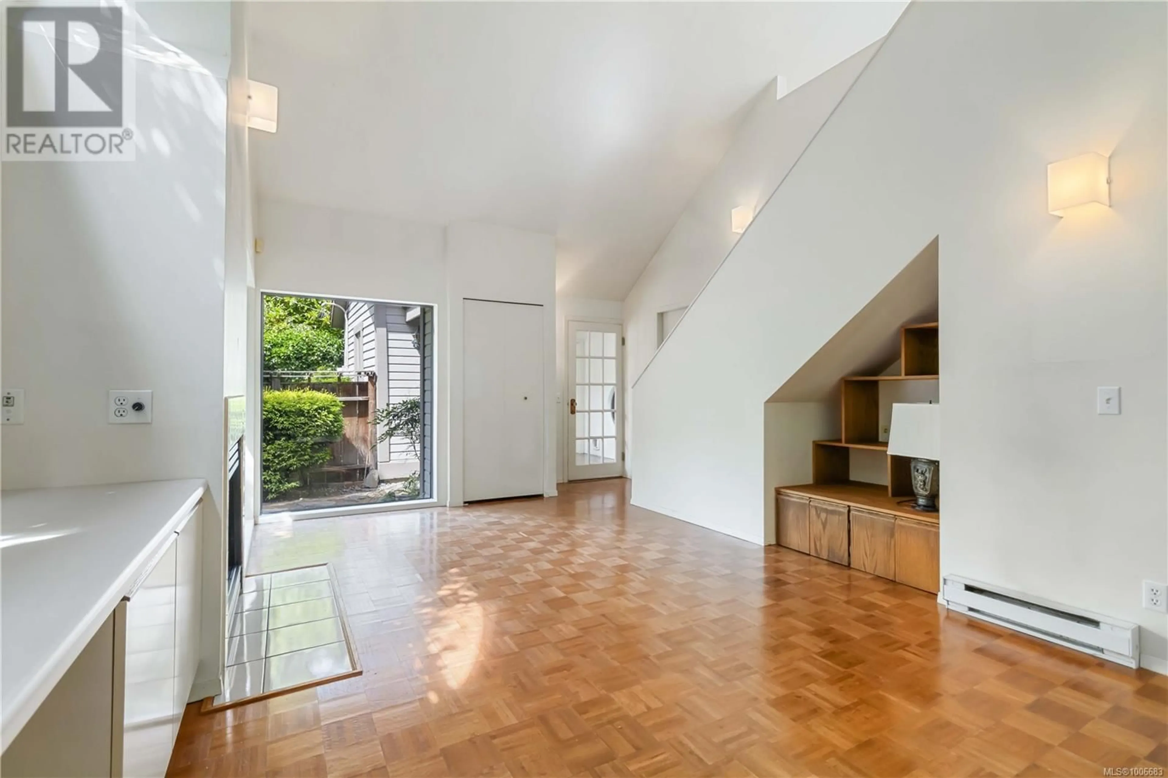 Indoor foyer for 2087 BYRON STREET, Oak Bay British Columbia V8R1L8
