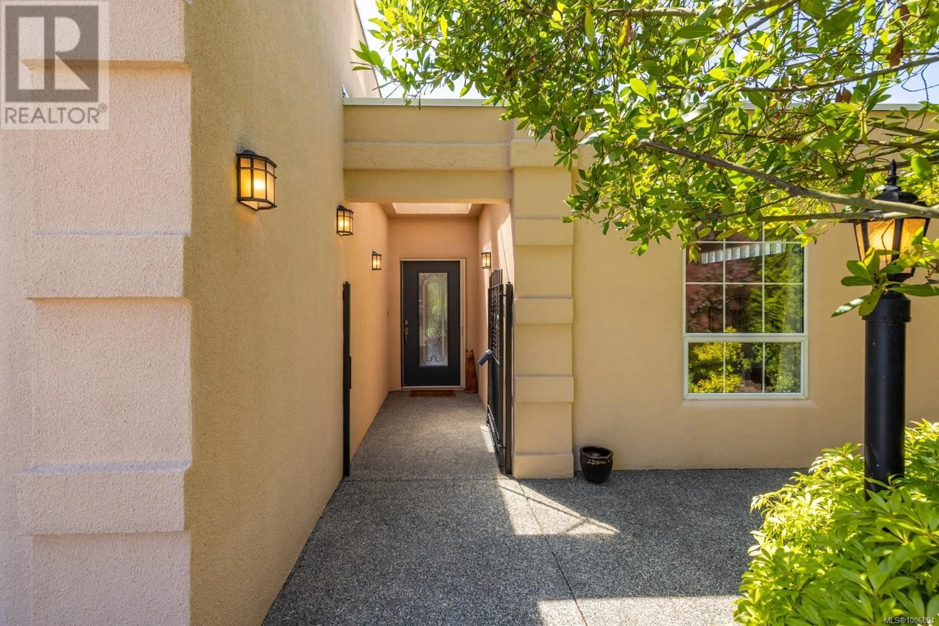 Indoor foyer for 2371 LOVELL AVENUE, Sidney British Columbia V8L2J5