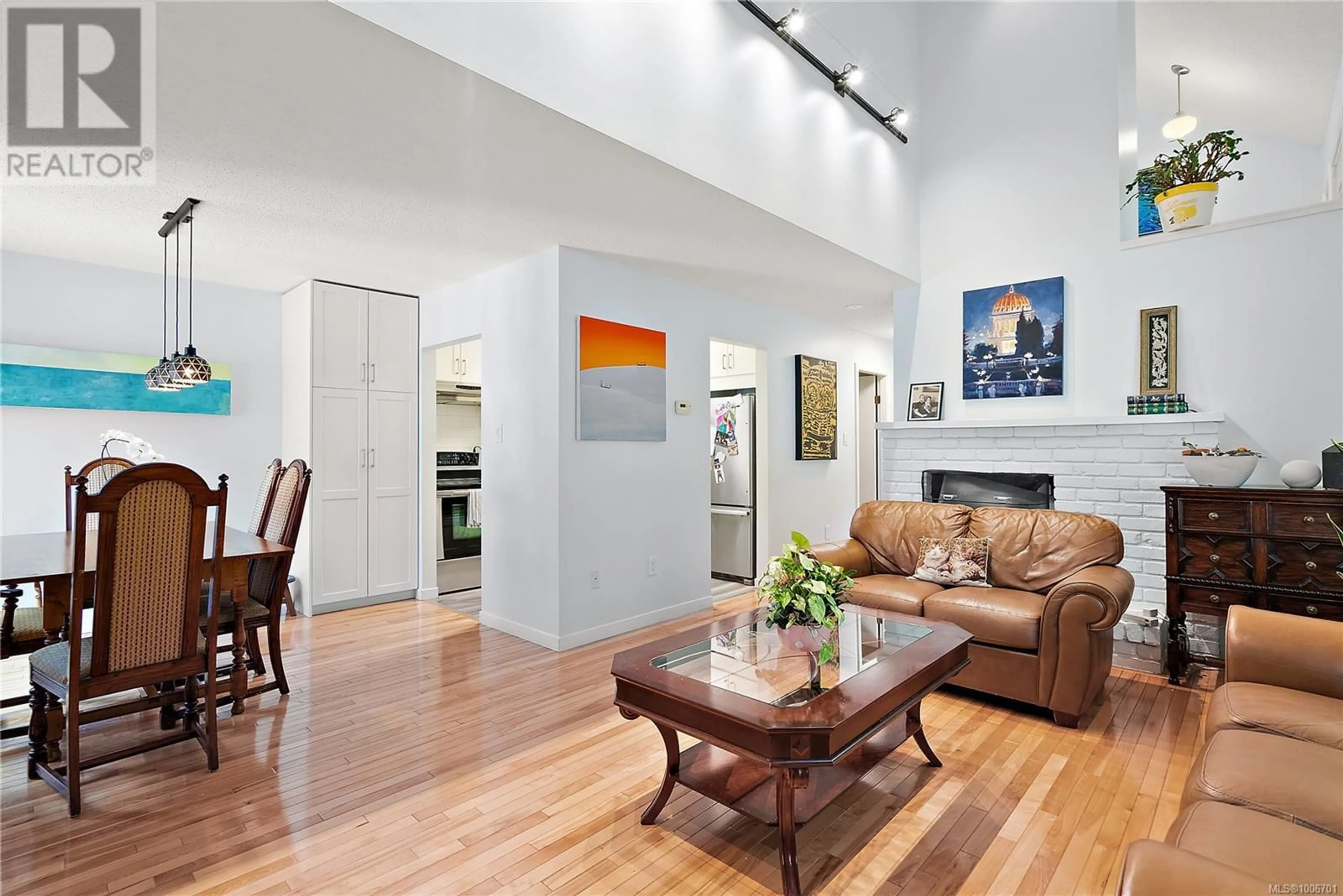 Living room with furniture, wood/laminate floor for 1 - 1464 FORT STREET, Victoria British Columbia V8S1Z5