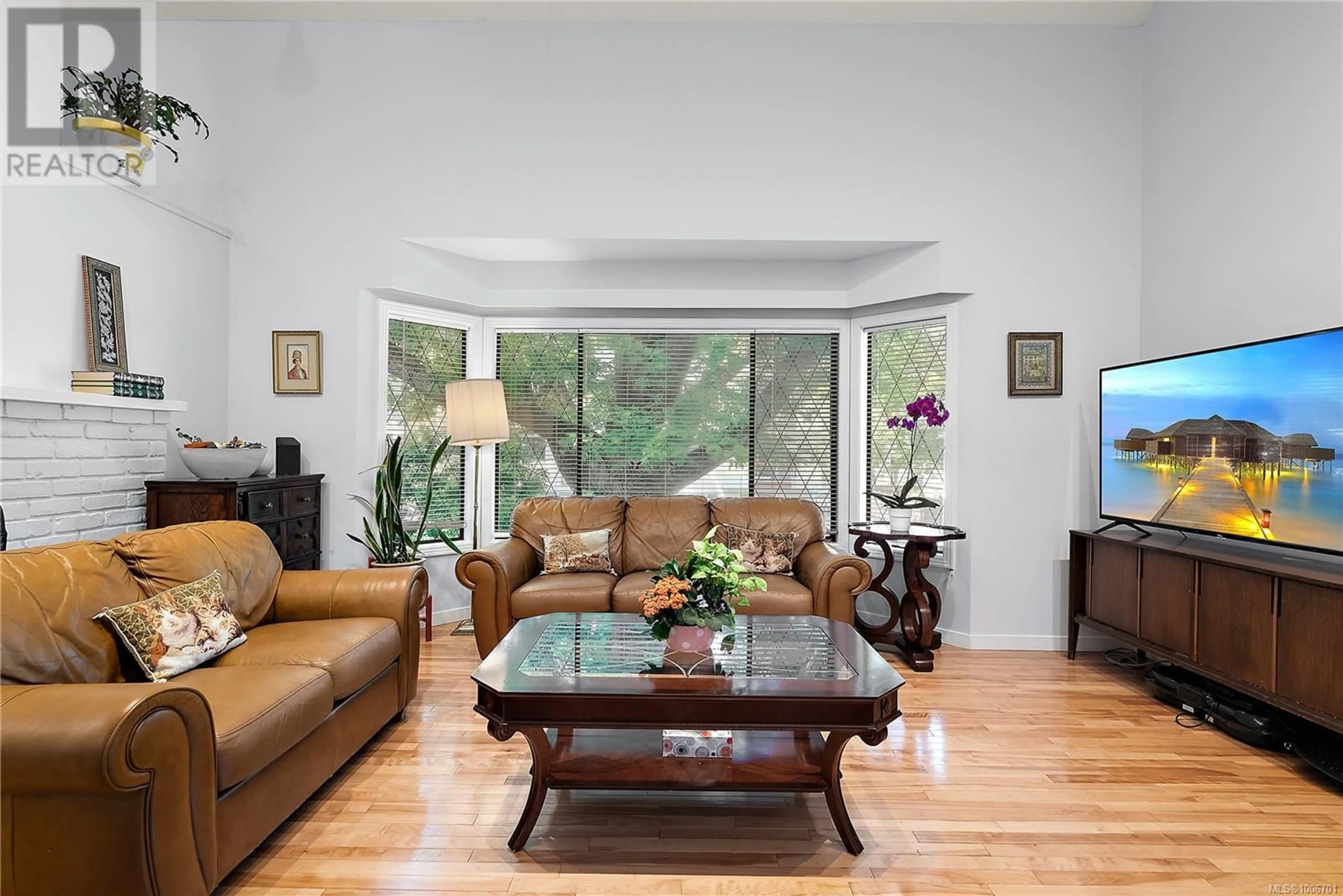 Living room with furniture, unknown for 1 - 1464 FORT STREET, Victoria British Columbia V8S1Z5