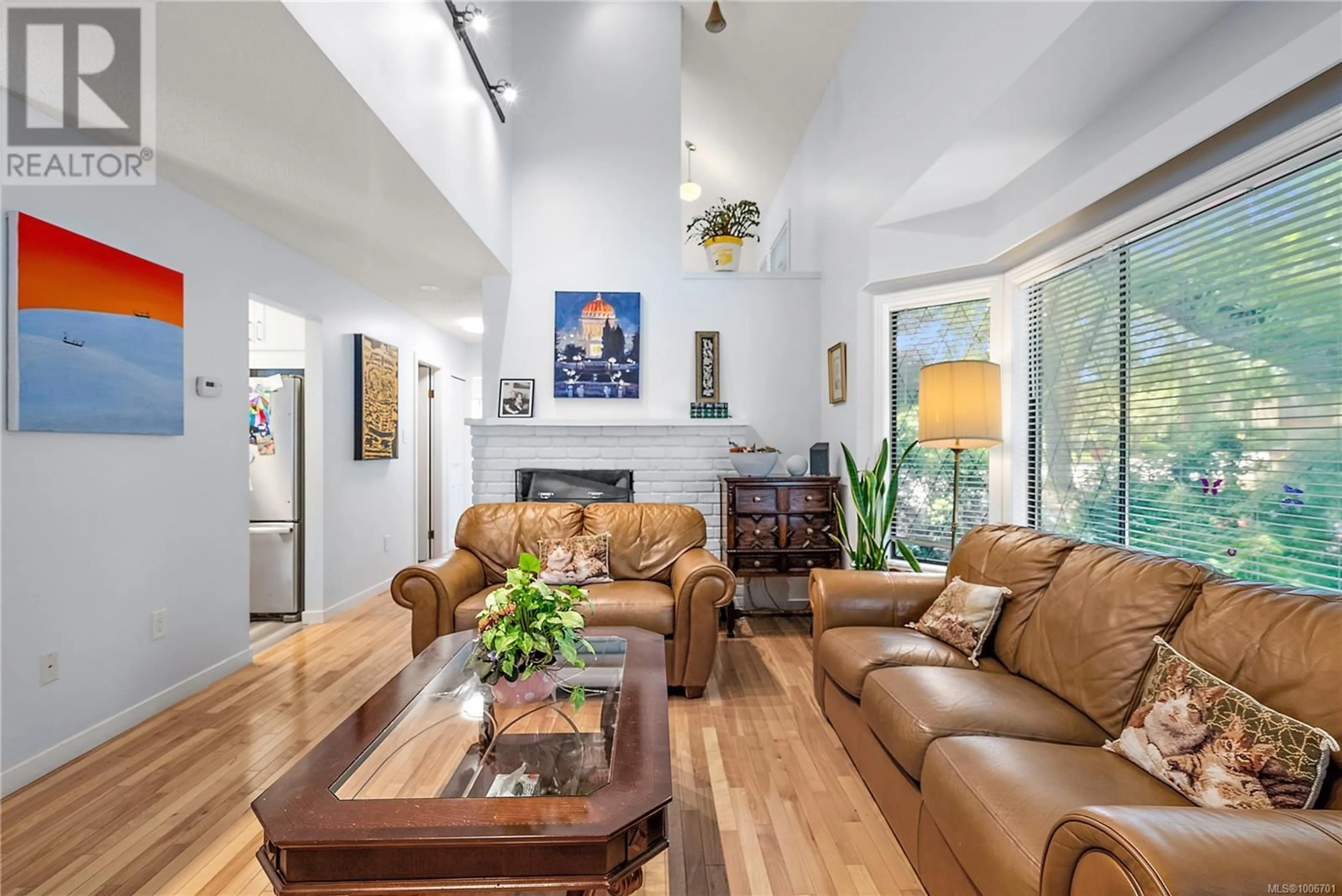 Living room with furniture, unknown for 1 - 1464 FORT STREET, Victoria British Columbia V8S1Z5