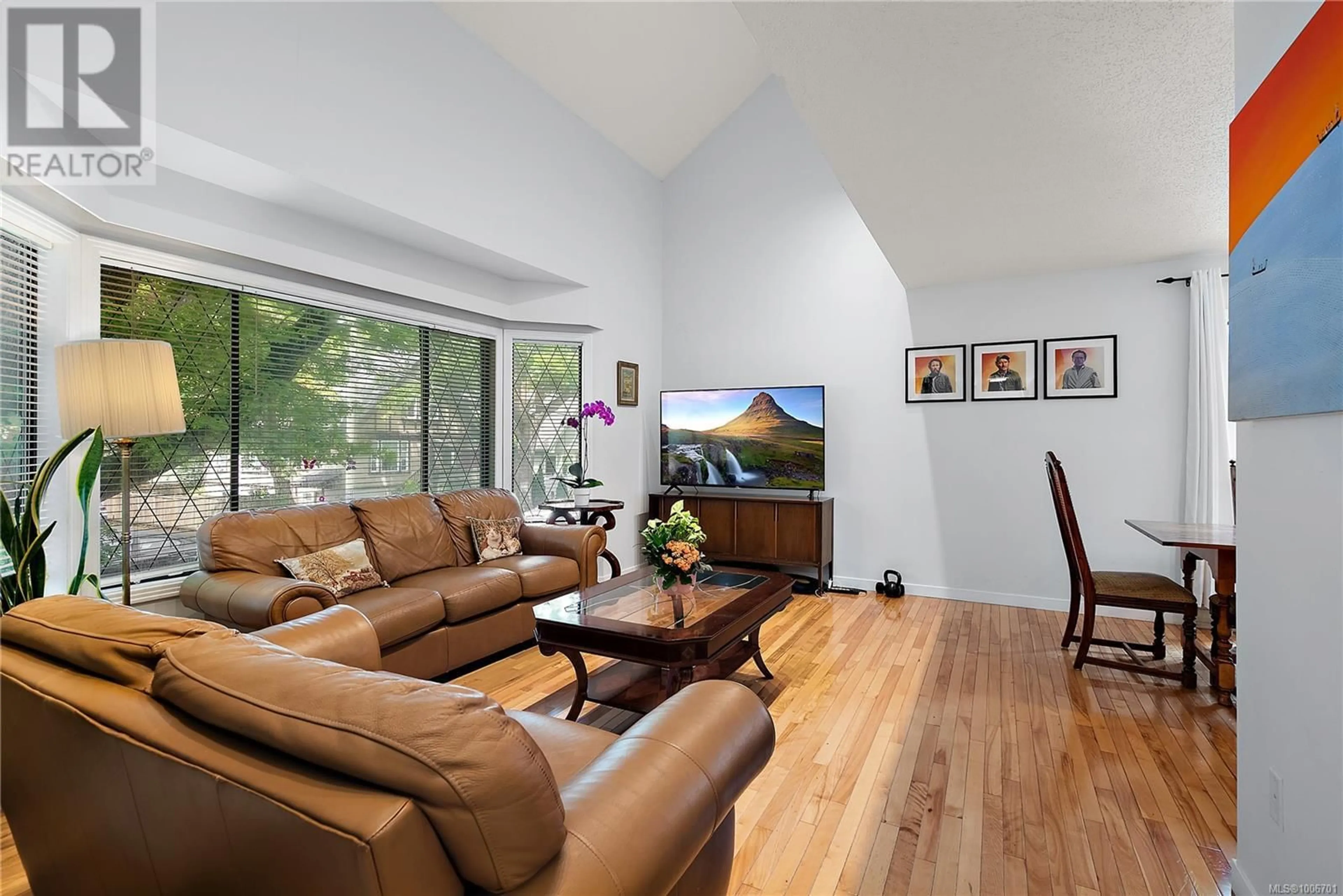Living room with furniture, wood/laminate floor for 1 - 1464 FORT STREET, Victoria British Columbia V8S1Z5