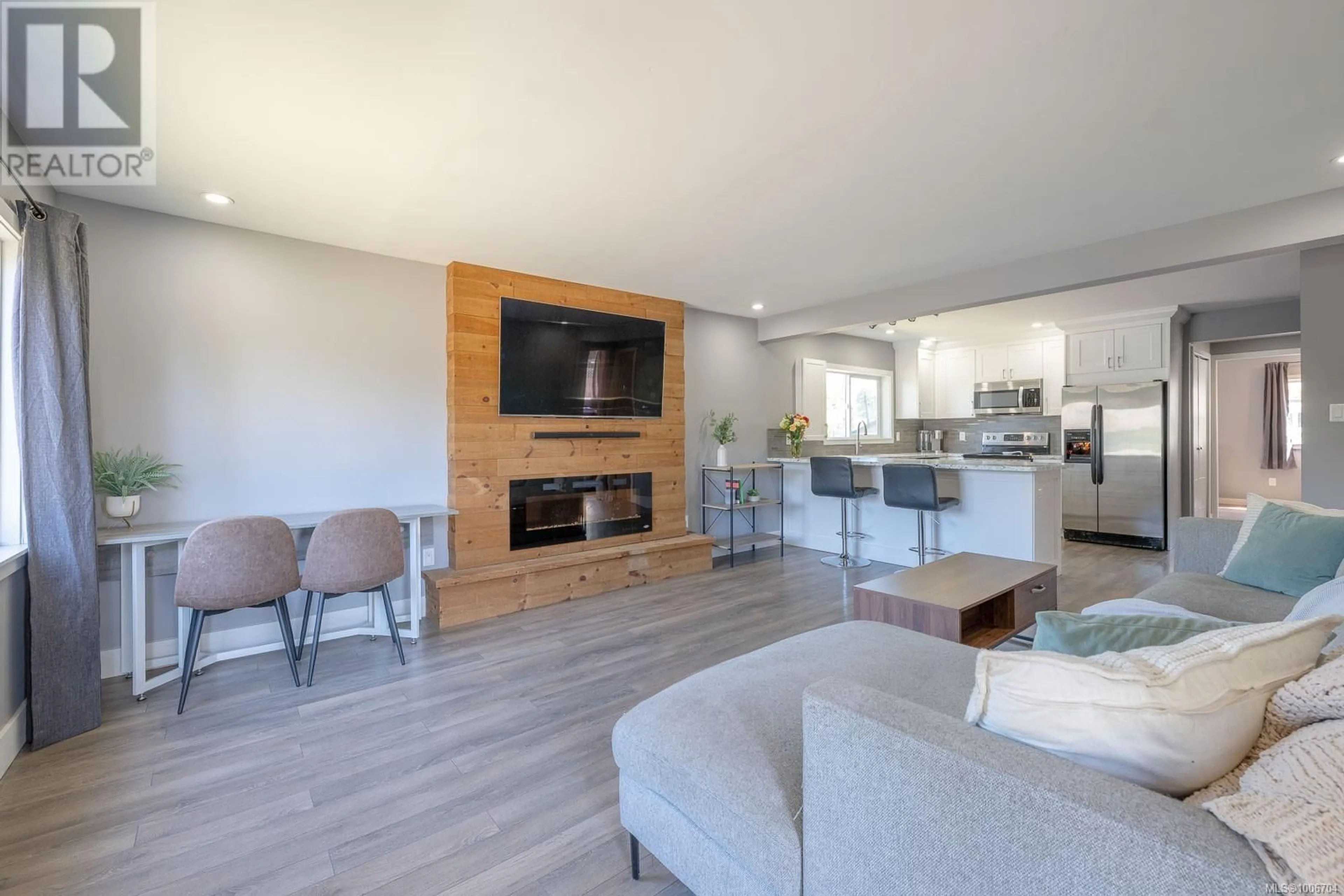 Living room with furniture, wood/laminate floor for 681 CHELSEA STREET, Nanaimo British Columbia V9S1X9