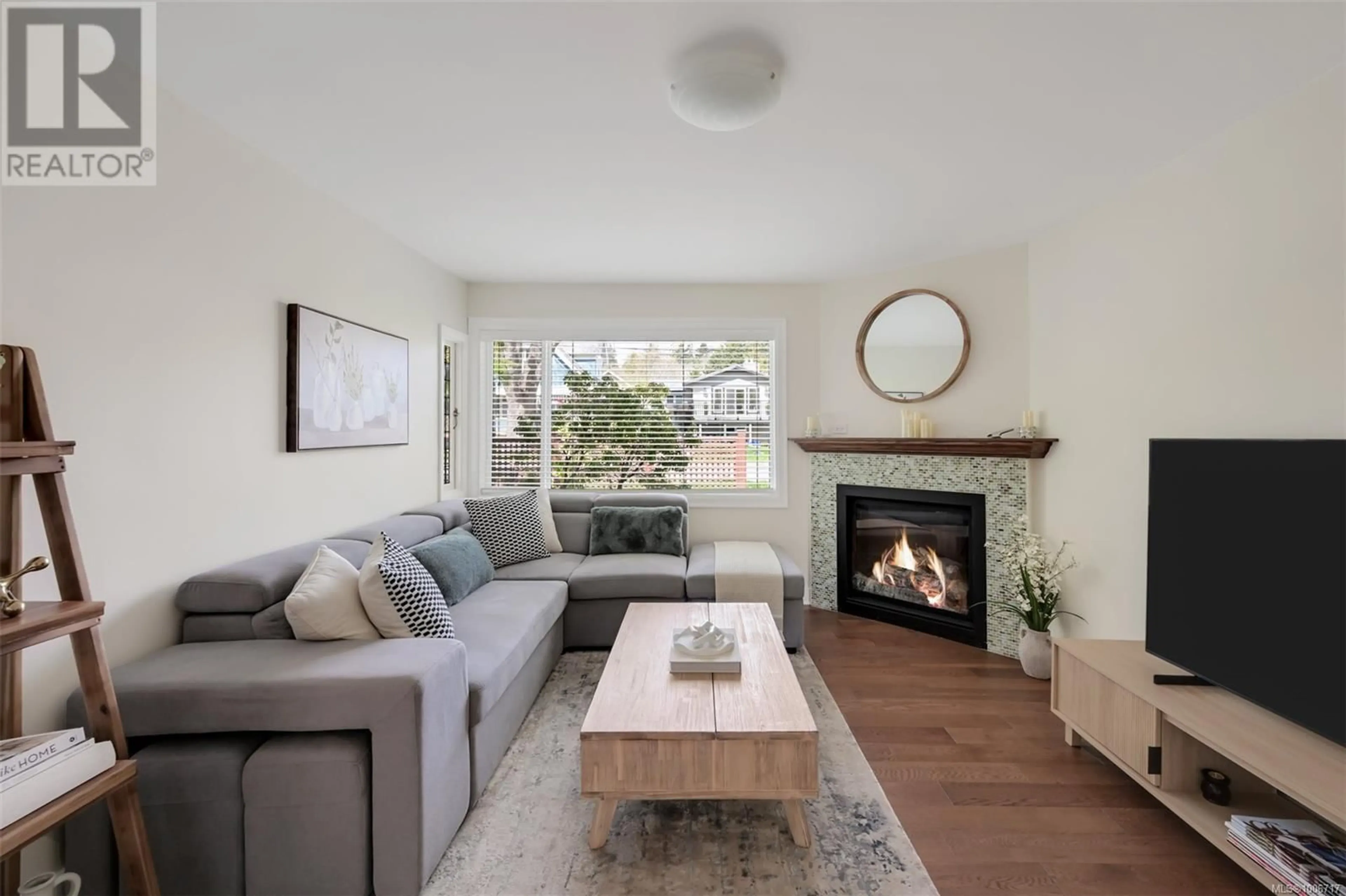 Living room with furniture, wood/laminate floor for 1445 HAMLEY STREET, Victoria British Columbia V8S1M9