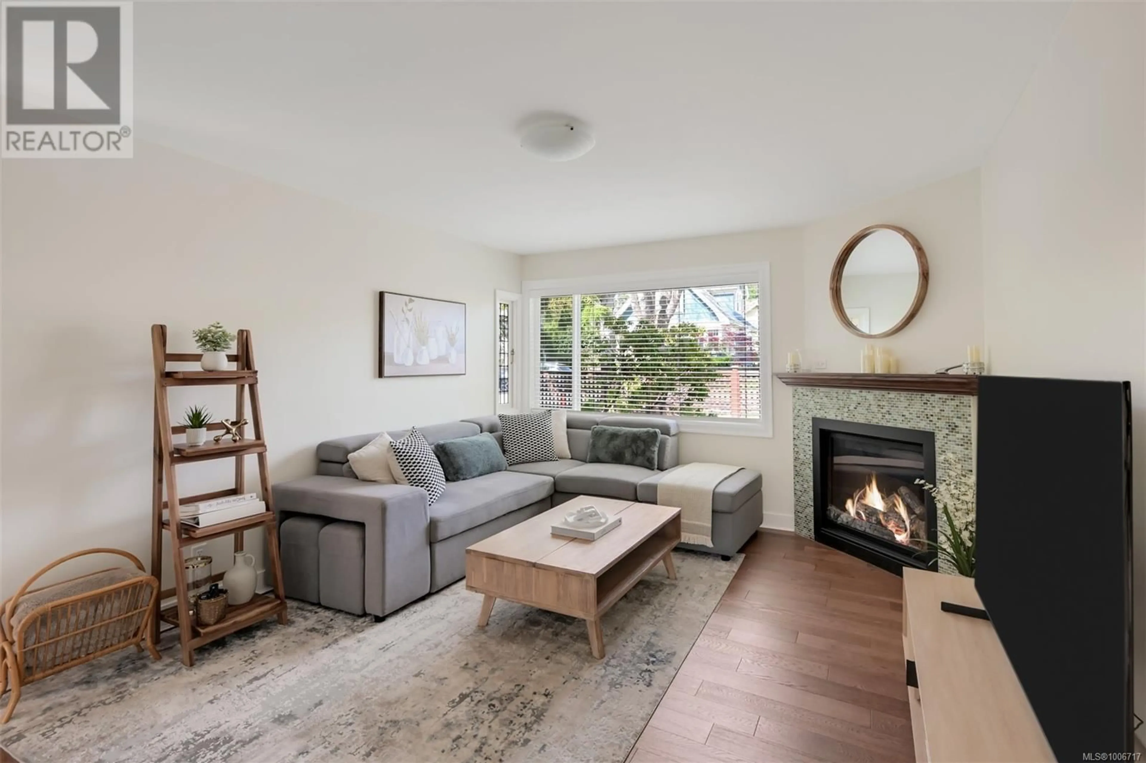 Living room with furniture, wood/laminate floor for 1445 HAMLEY STREET, Victoria British Columbia V8S1M9