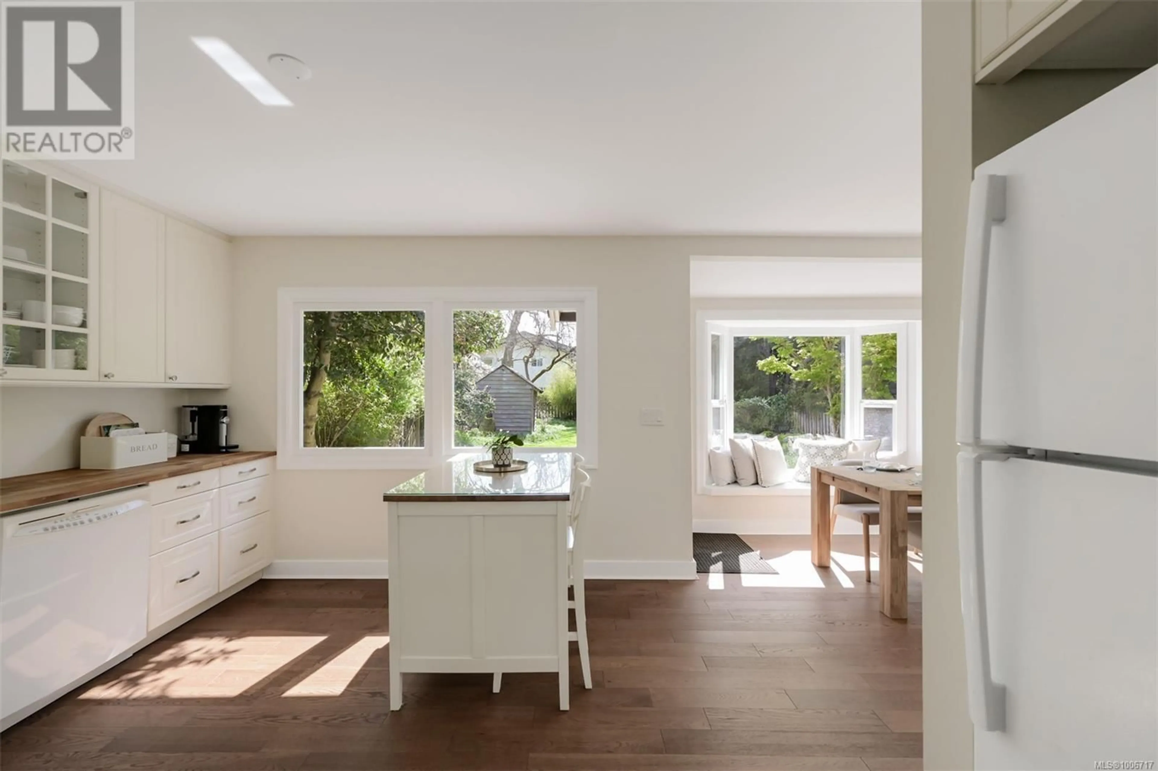 Open concept kitchen, unknown for 1445 HAMLEY STREET, Victoria British Columbia V8S1M9