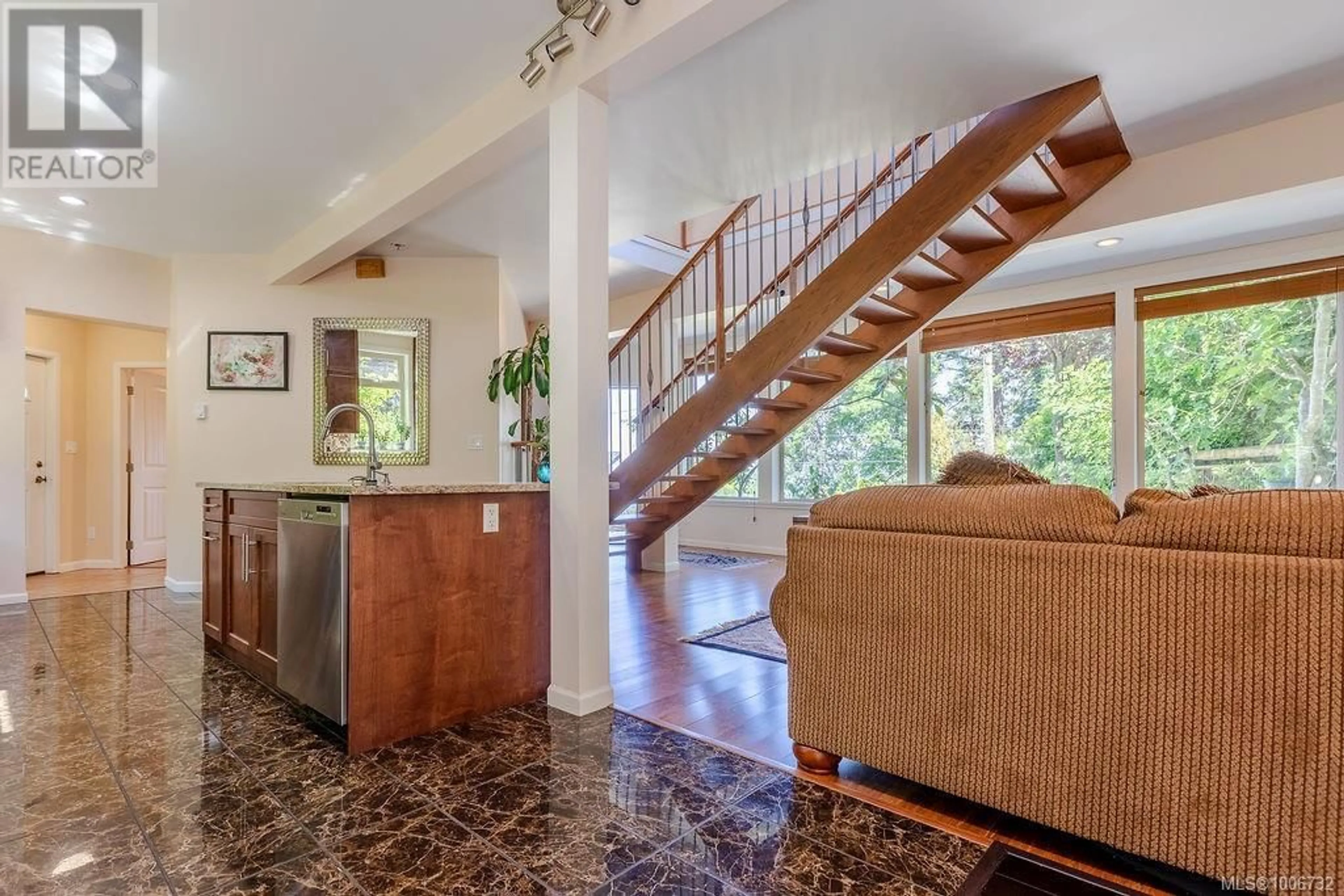 Indoor foyer for 4572 CORDOVA BAY ROAD, Saanich British Columbia V8X3V5