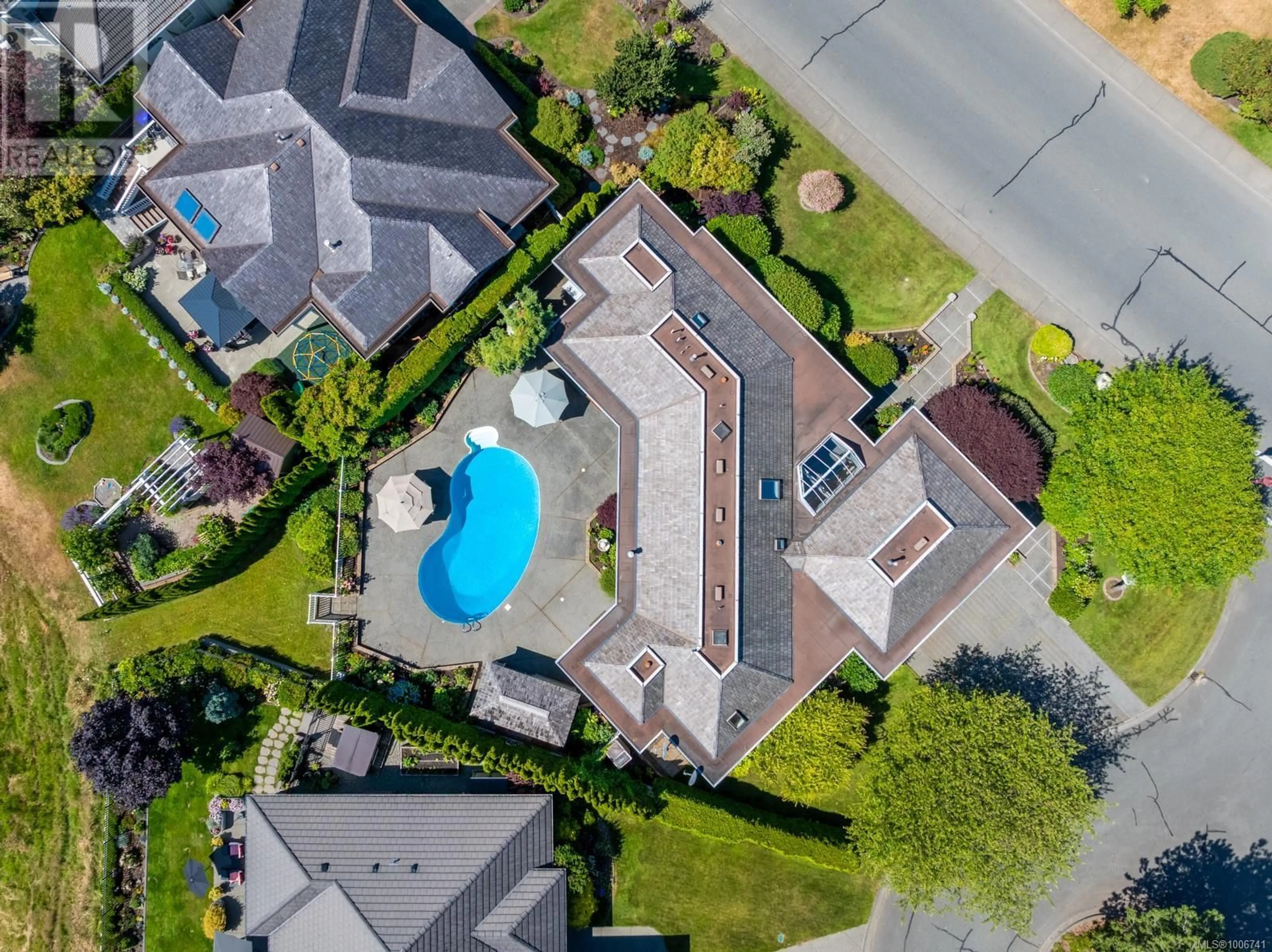 A pic from outside/outdoor area/front of a property/back of a property/a pic from drone, unknown for 730 REGENCY PLACE, Courtenay British Columbia V9N8R5