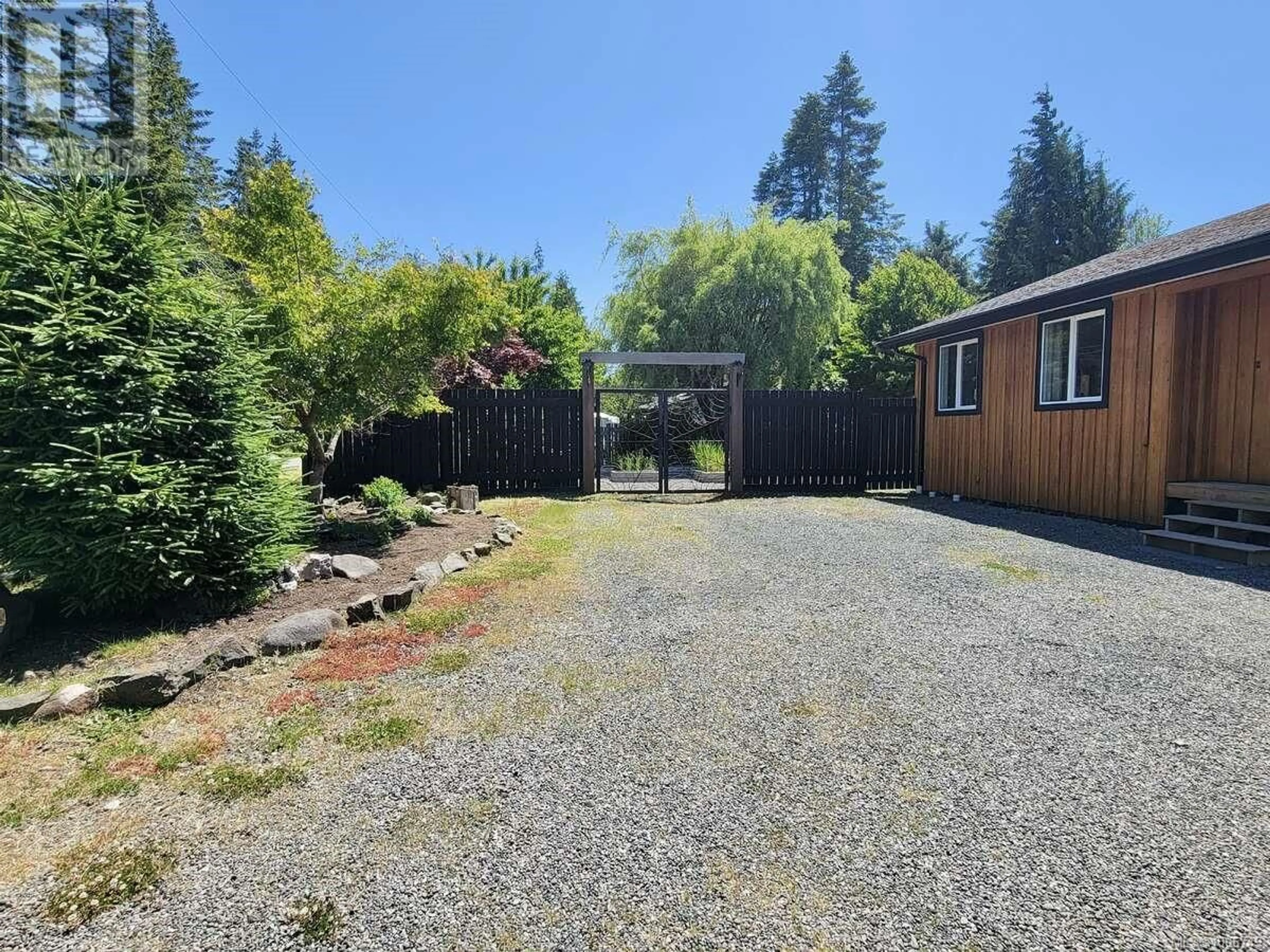 A pic from outside/outdoor area/front of a property/back of a property/a pic from drone, unknown for 4052 GLENDINNING DRIVE, Campbell River British Columbia V9W6J8