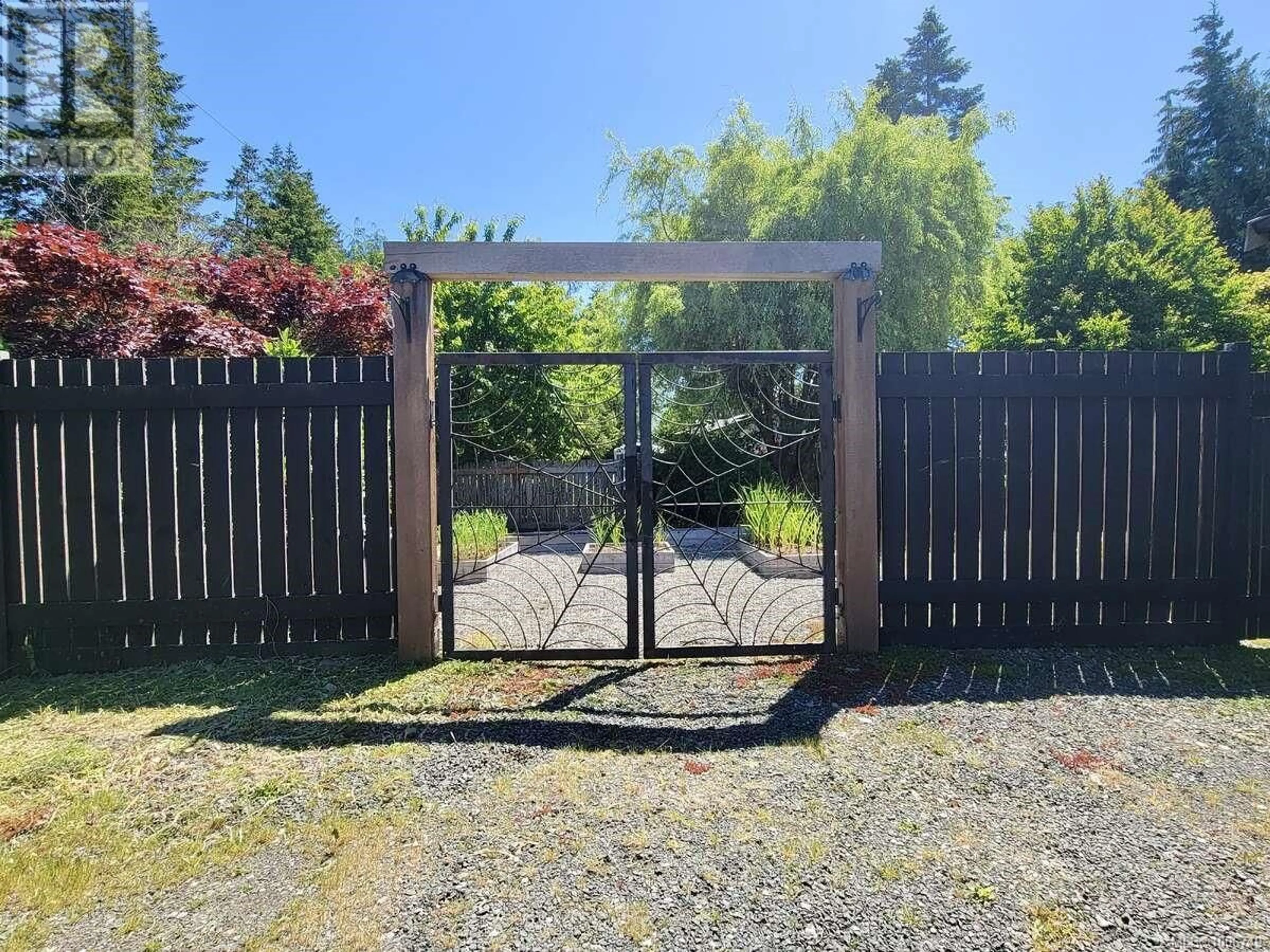 A pic from outside/outdoor area/front of a property/back of a property/a pic from drone, unknown for 4052 GLENDINNING DRIVE, Campbell River British Columbia V9W6J8