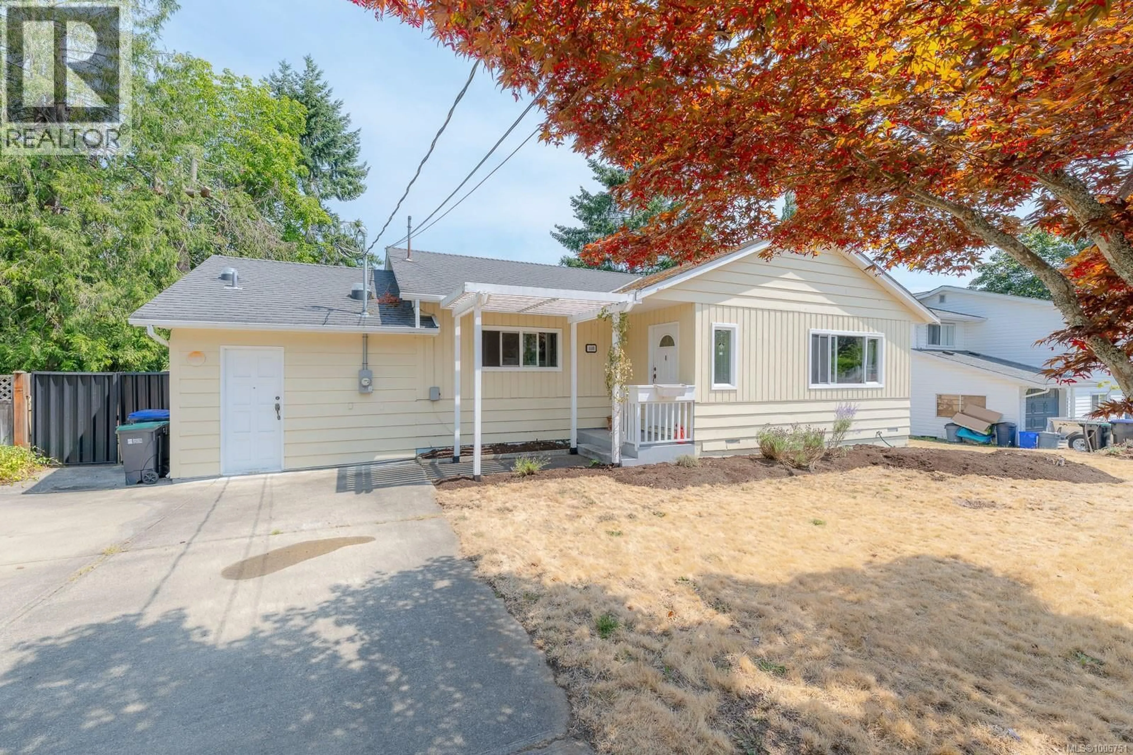 Home with vinyl exterior material, street for 440 YOUNG STREET, Parksville British Columbia V9P1C3