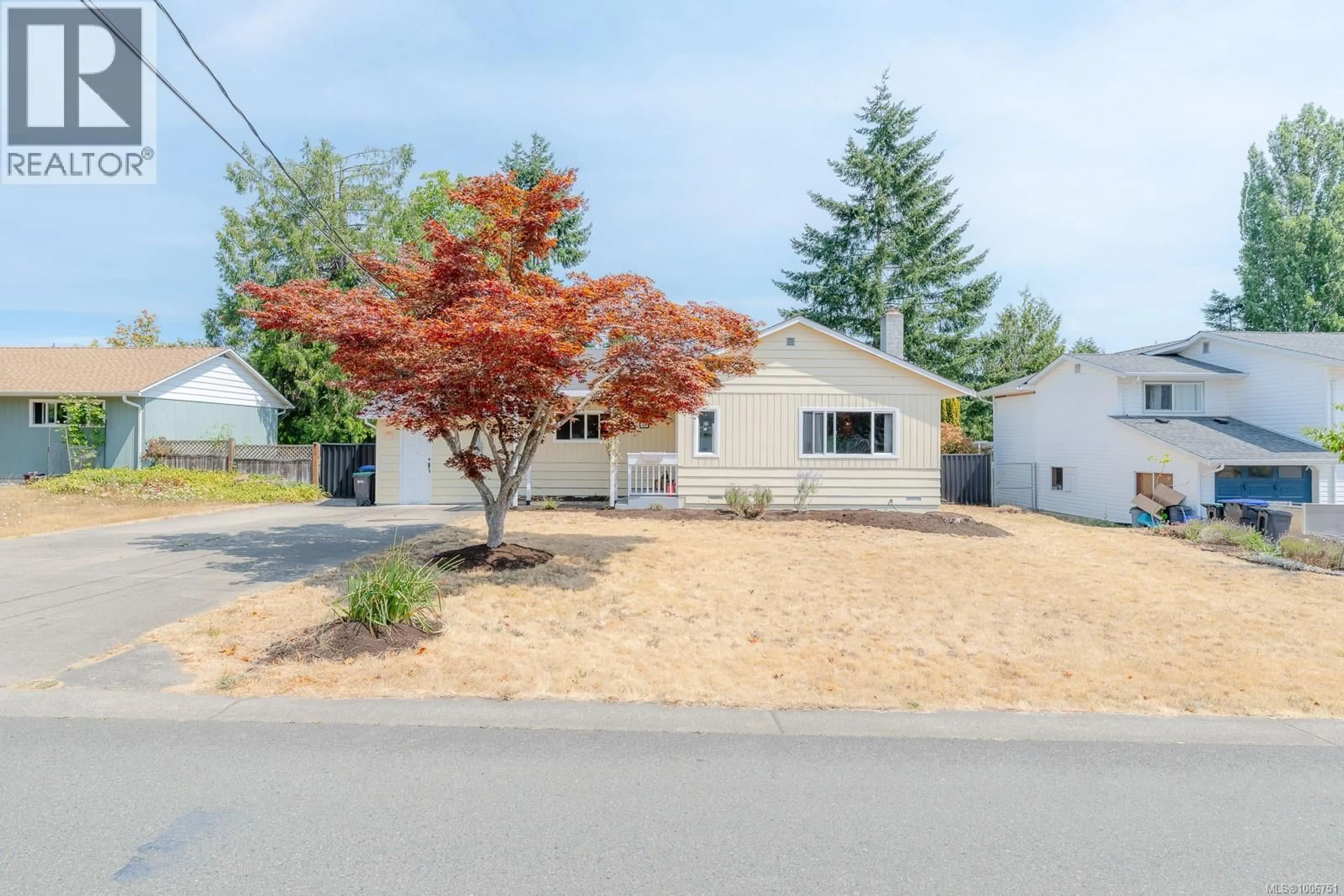 Home with vinyl exterior material, street for 440 YOUNG STREET, Parksville British Columbia V9P1C3