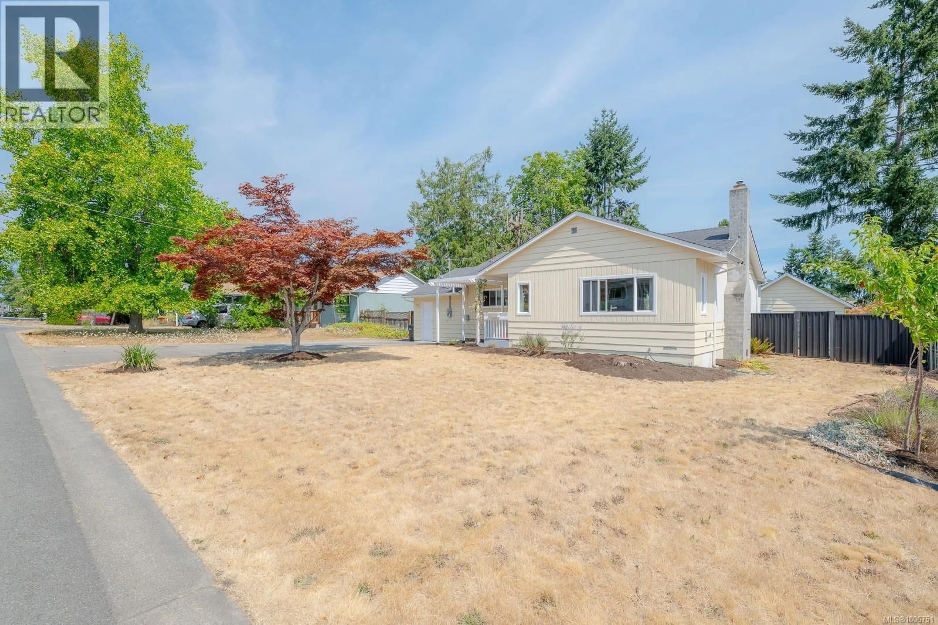 A pic from outside/outdoor area/front of a property/back of a property/a pic from drone, street for 440 YOUNG STREET, Parksville British Columbia V9P1C3