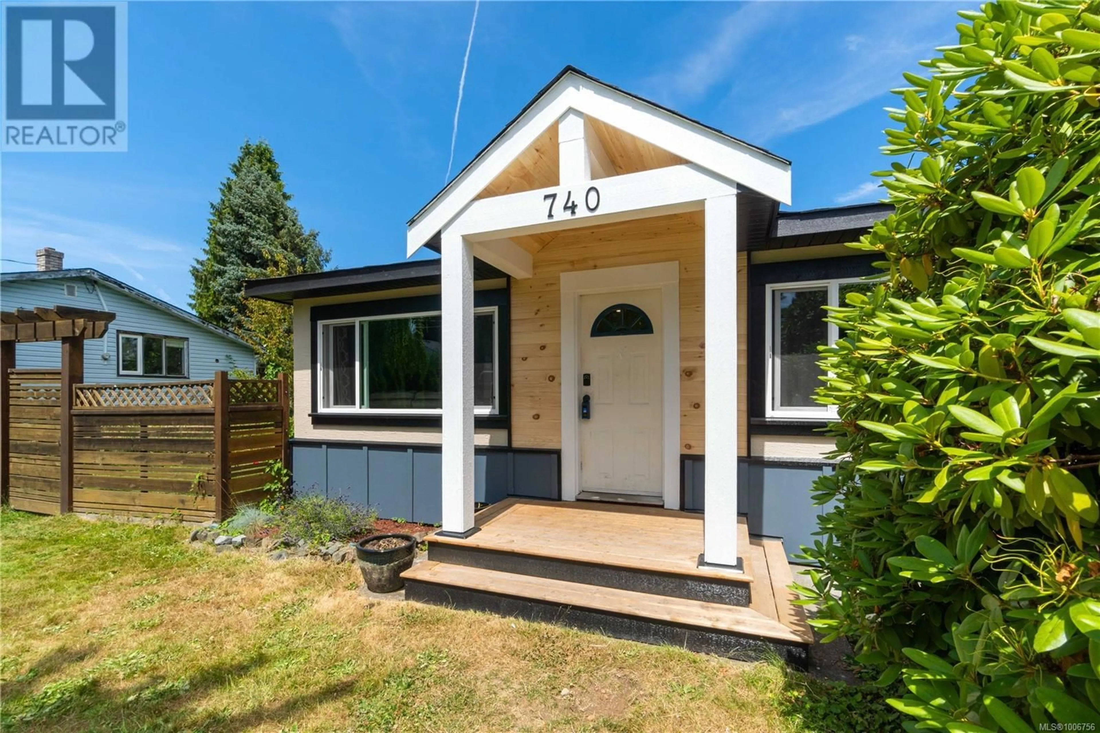 Home with vinyl exterior material, street for 740 OAKLEY STREET, Nanaimo British Columbia V9S1Z8