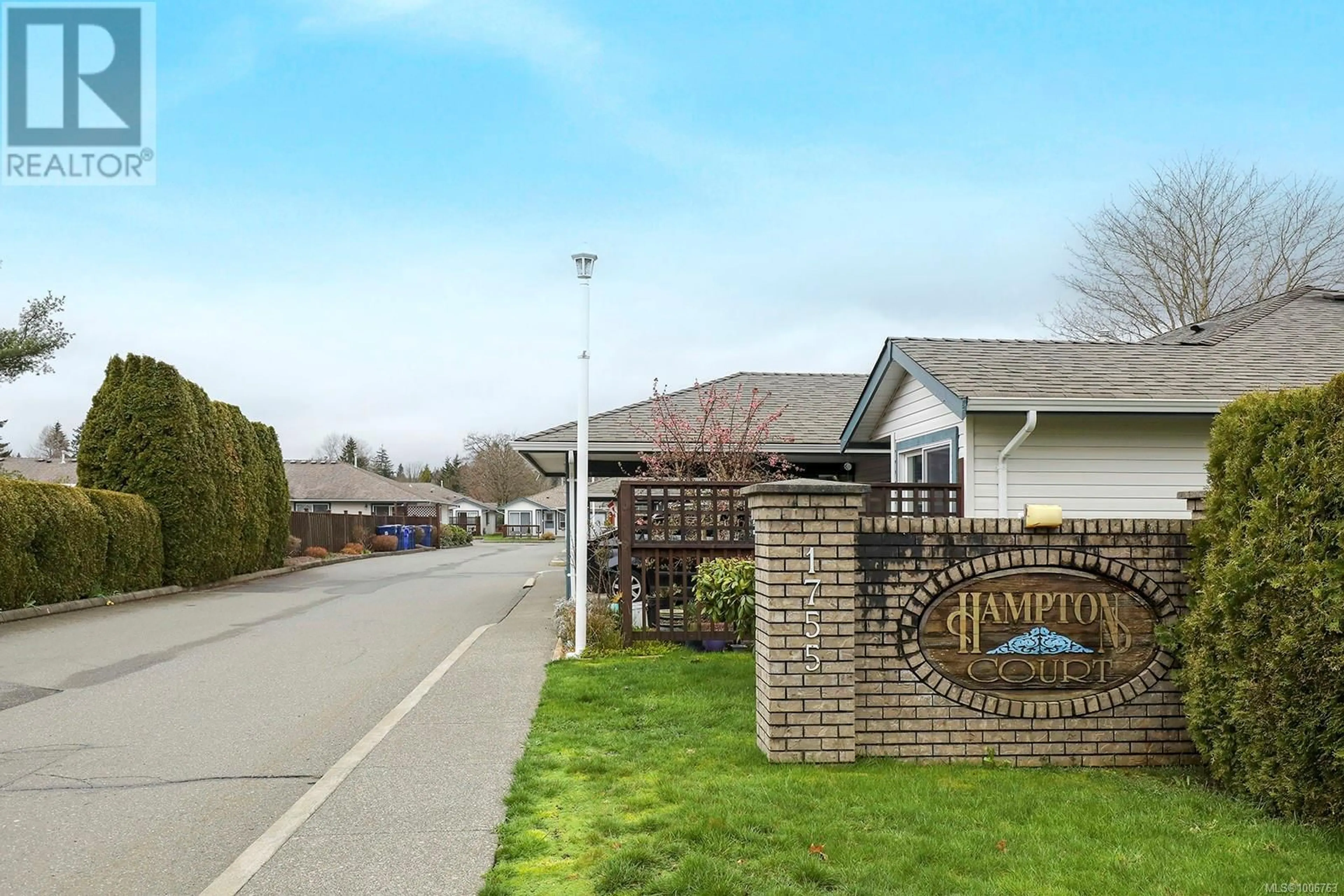 A pic from outside/outdoor area/front of a property/back of a property/a pic from drone, street for 3 - 1755 WILLEMAR AVENUE, Courtenay British Columbia V9M3M5