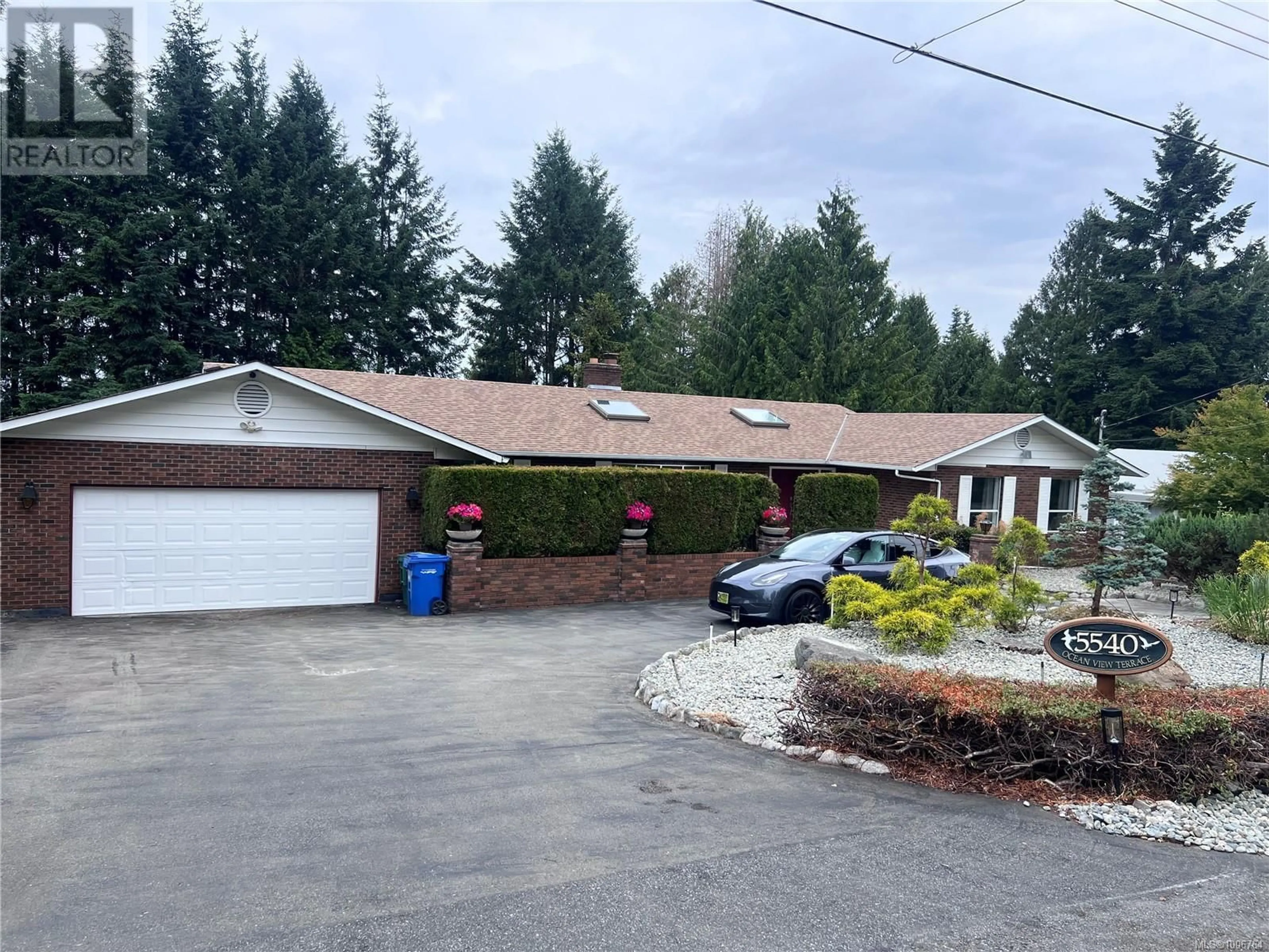 A pic from outside/outdoor area/front of a property/back of a property/a pic from drone, street for 5540 OCEANVIEW TERRACE, Nanaimo British Columbia V9V1G6