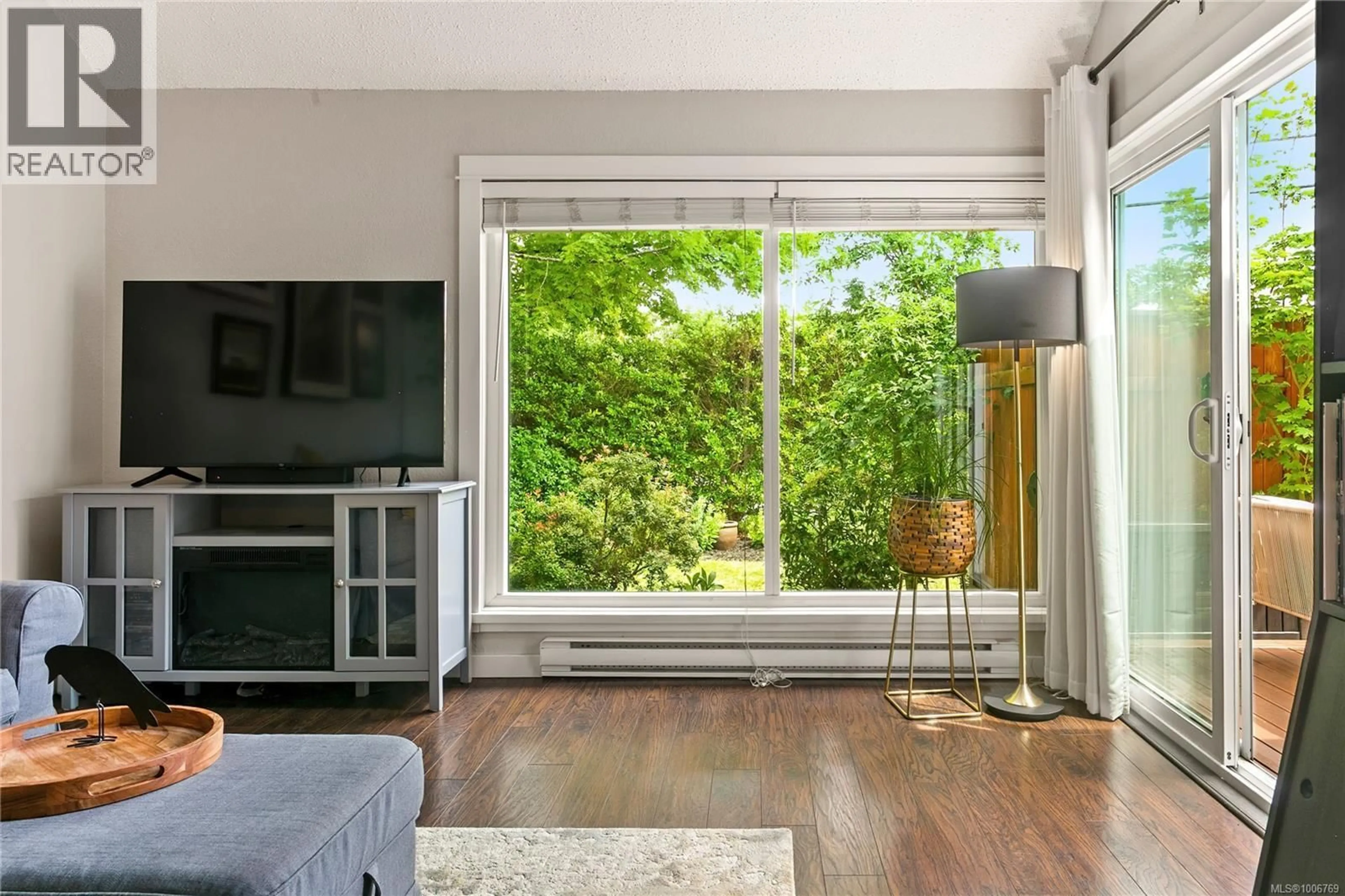 Living room with furniture, unknown for 2308 FERNWOOD ROAD, Victoria British Columbia V8T2Z5