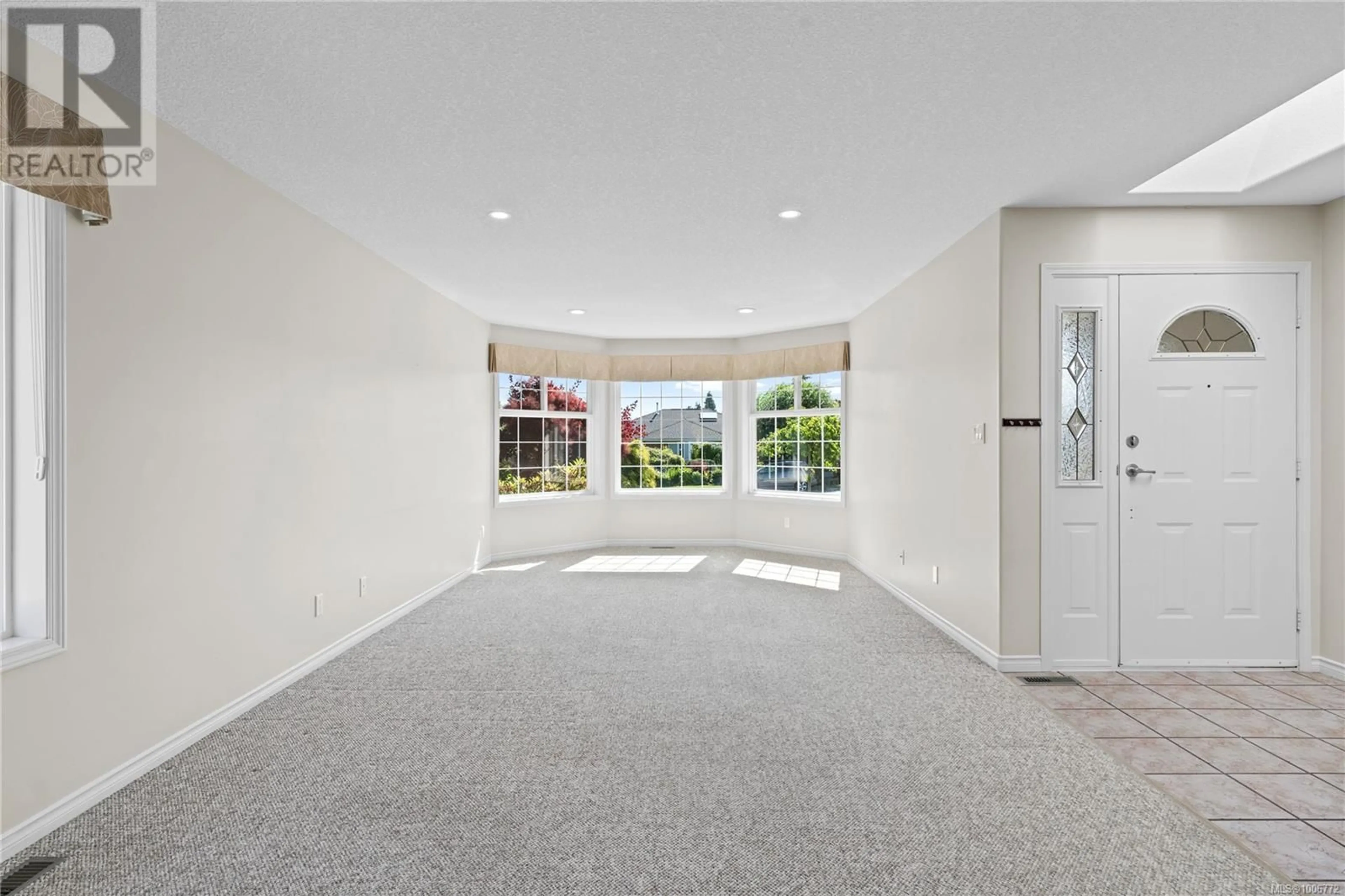 Indoor foyer for 774 CHARTWELL BOULEVARD, Qualicum Beach British Columbia V9K2J4