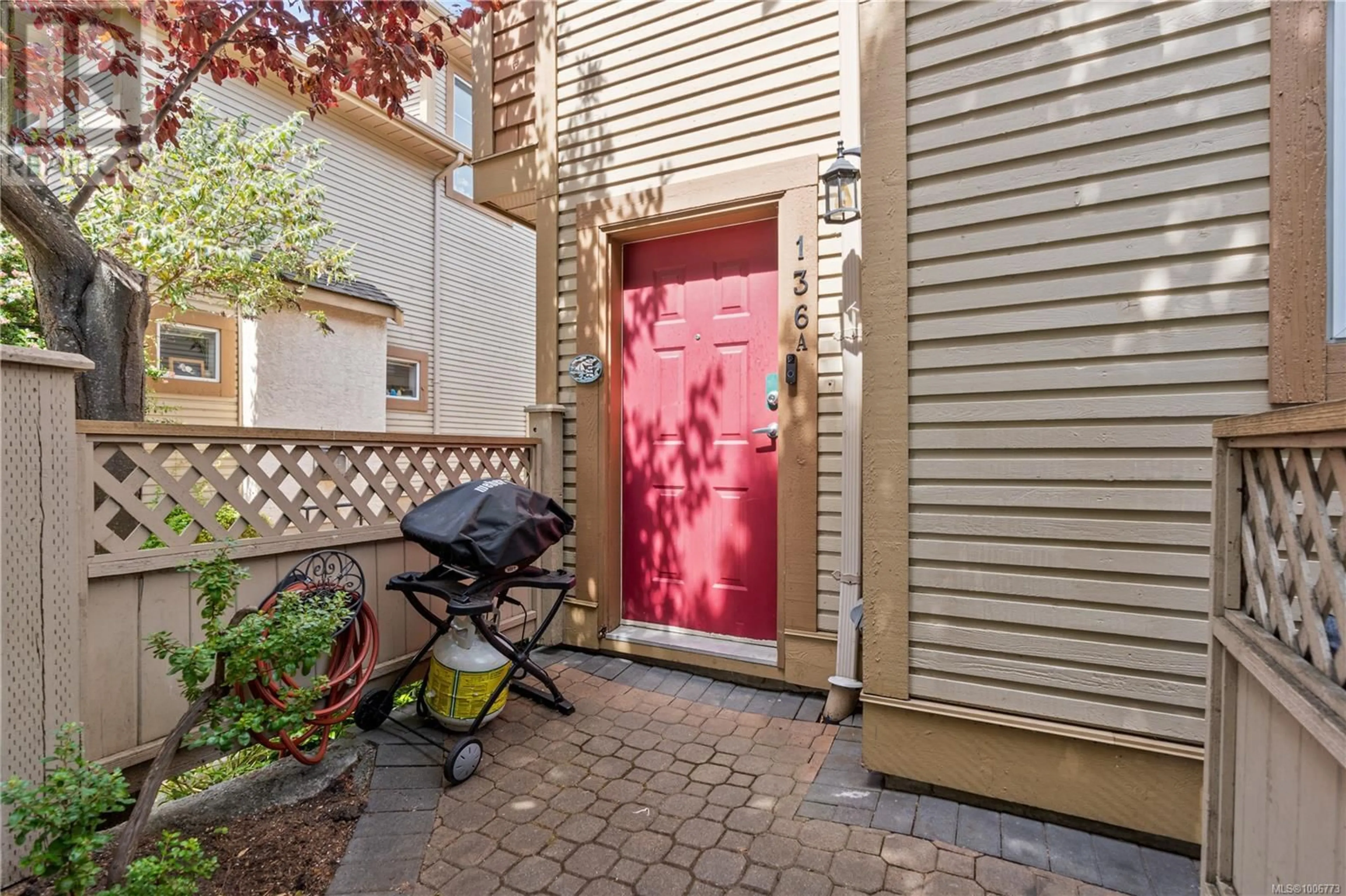 Patio, street for A - 136 SUPERIOR STREET, Victoria British Columbia V8V1T1