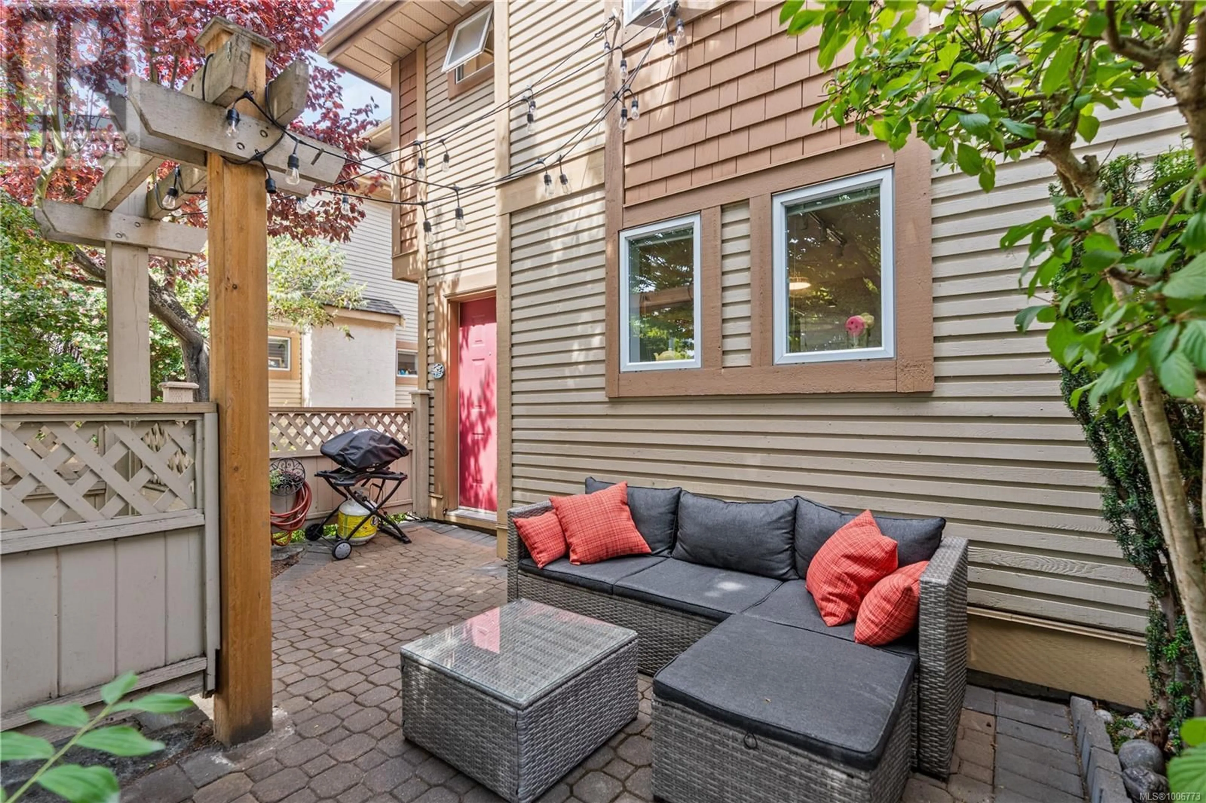 Patio, street for A - 136 SUPERIOR STREET, Victoria British Columbia V8V1T1