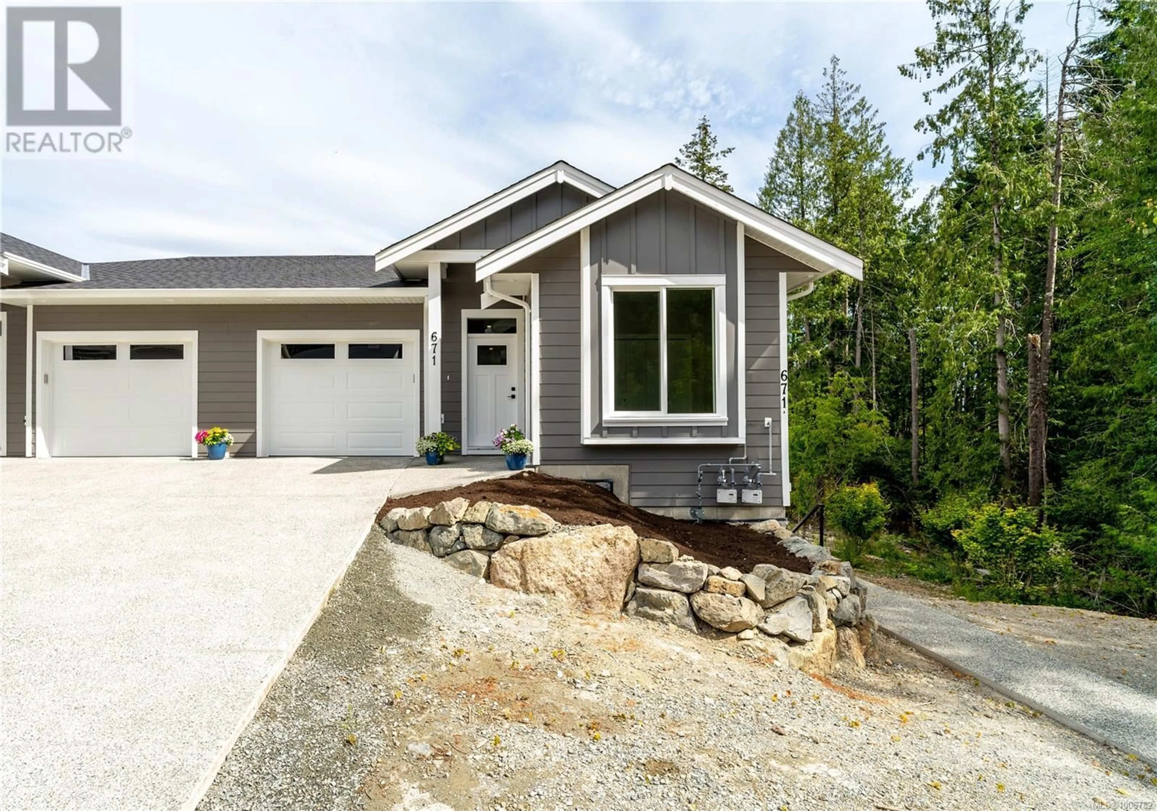 Home with vinyl exterior material, street for 671 SANDERSON ROAD, Ladysmith British Columbia V9G0A7