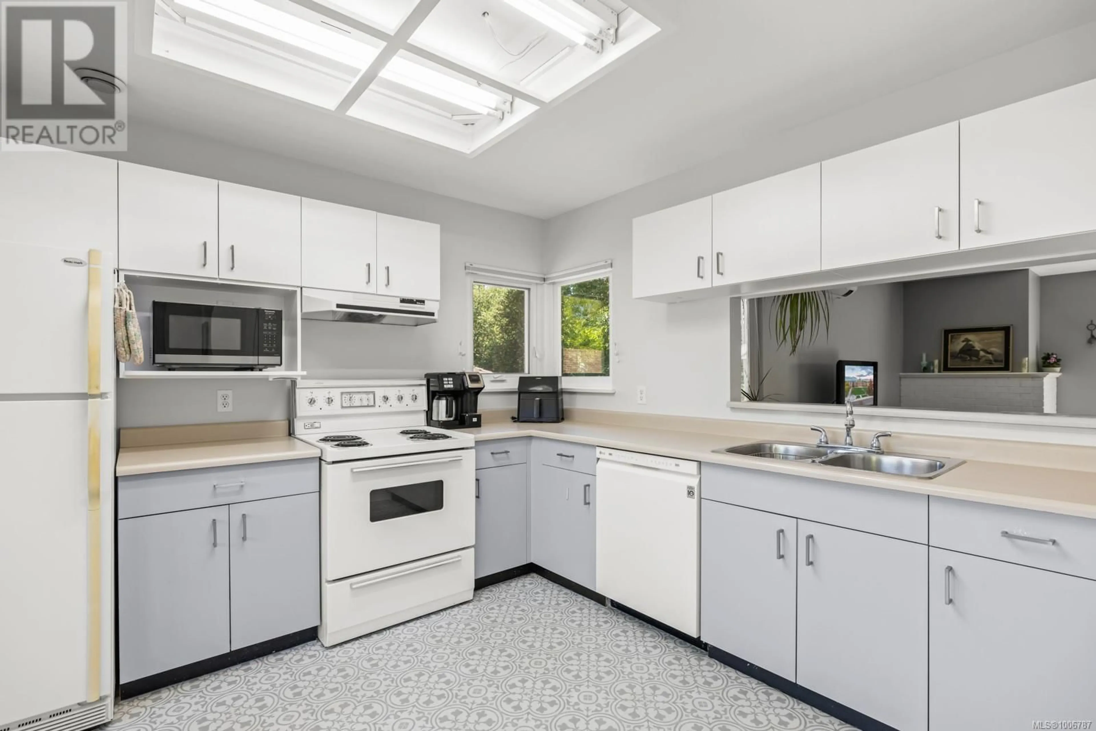 Standard kitchen, ceramic/tile floor for 17 - 4120 INTERURBAN ROAD, Saanich British Columbia V8Z6W7