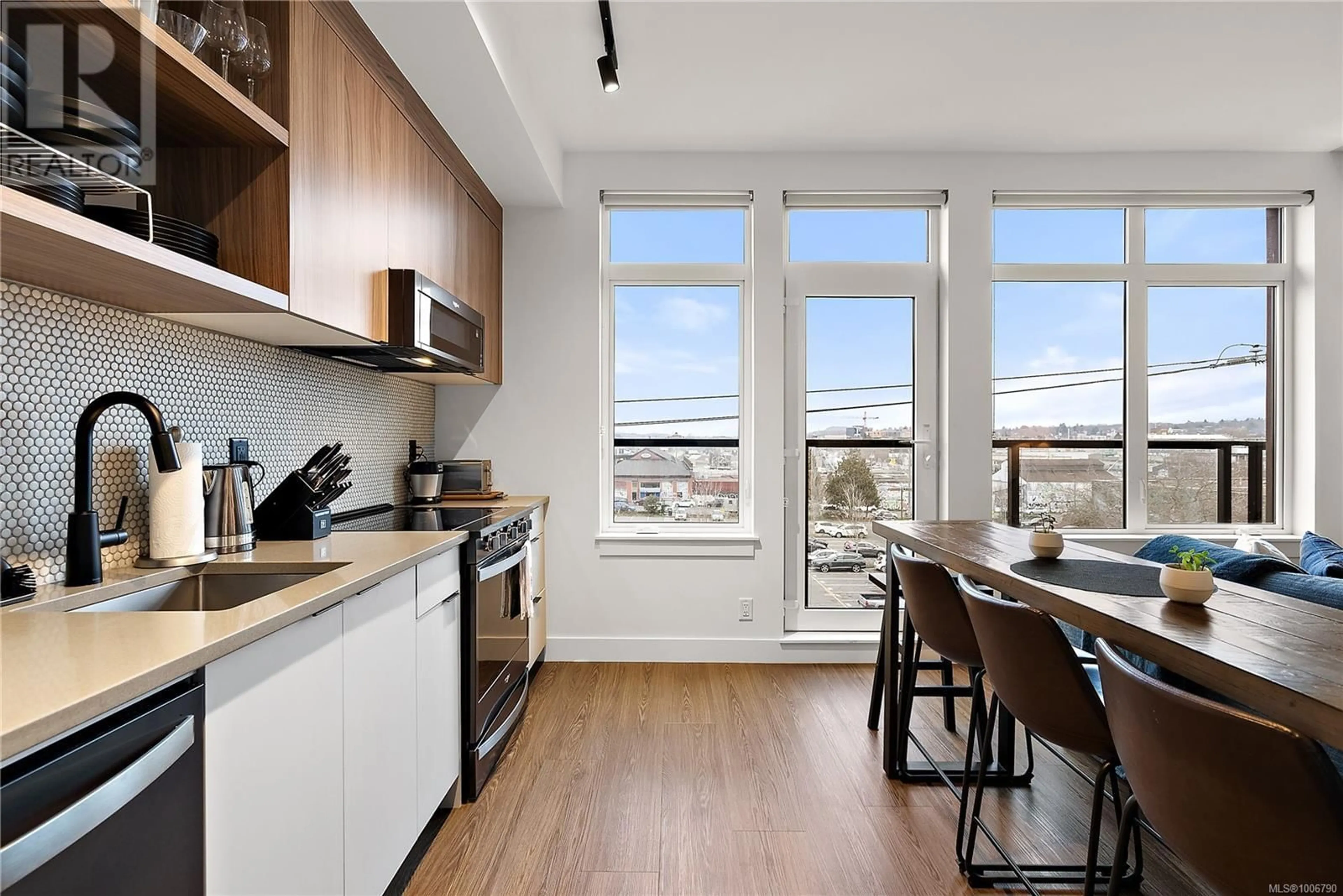 Open concept kitchen, wood/laminate floor for 415 - 515 CHATHAM STREET, Victoria British Columbia V8T0C8