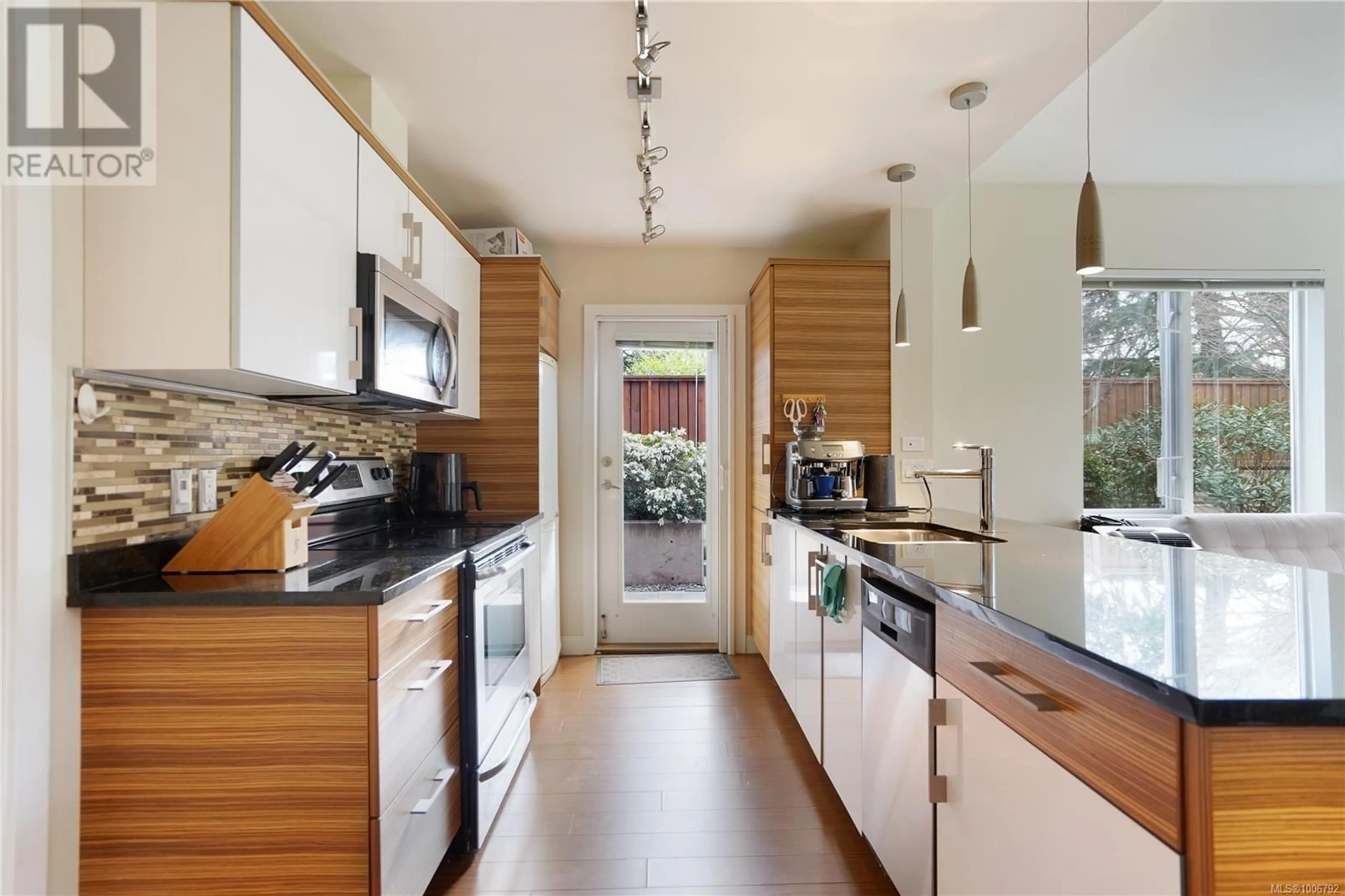 Contemporary kitchen, unknown for 104 - 4030 BORDEN STREET, Saanich British Columbia V8X2E9