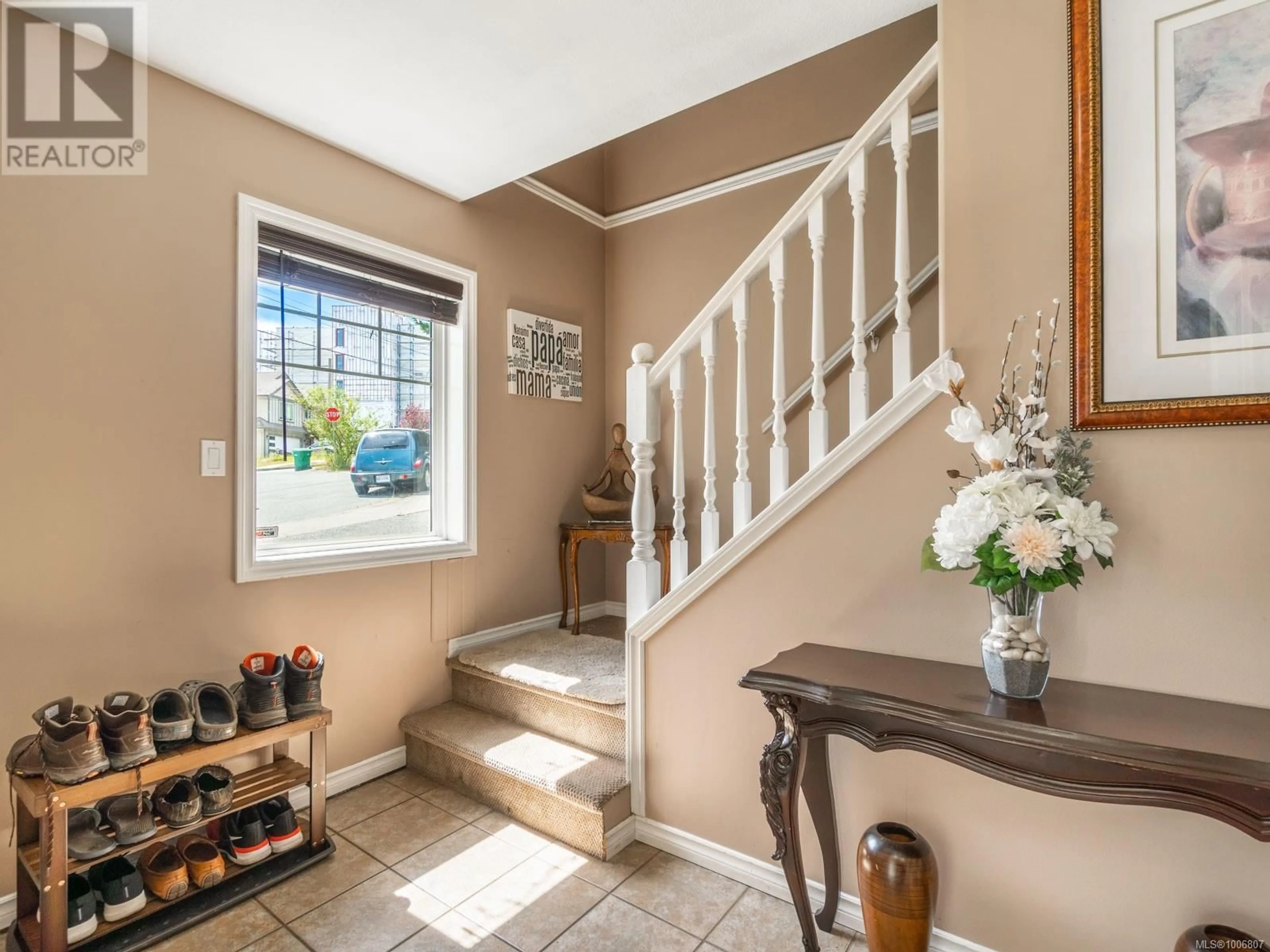 Indoor entryway for 274 LAMBERT AVENUE, Nanaimo British Columbia V9R5N8