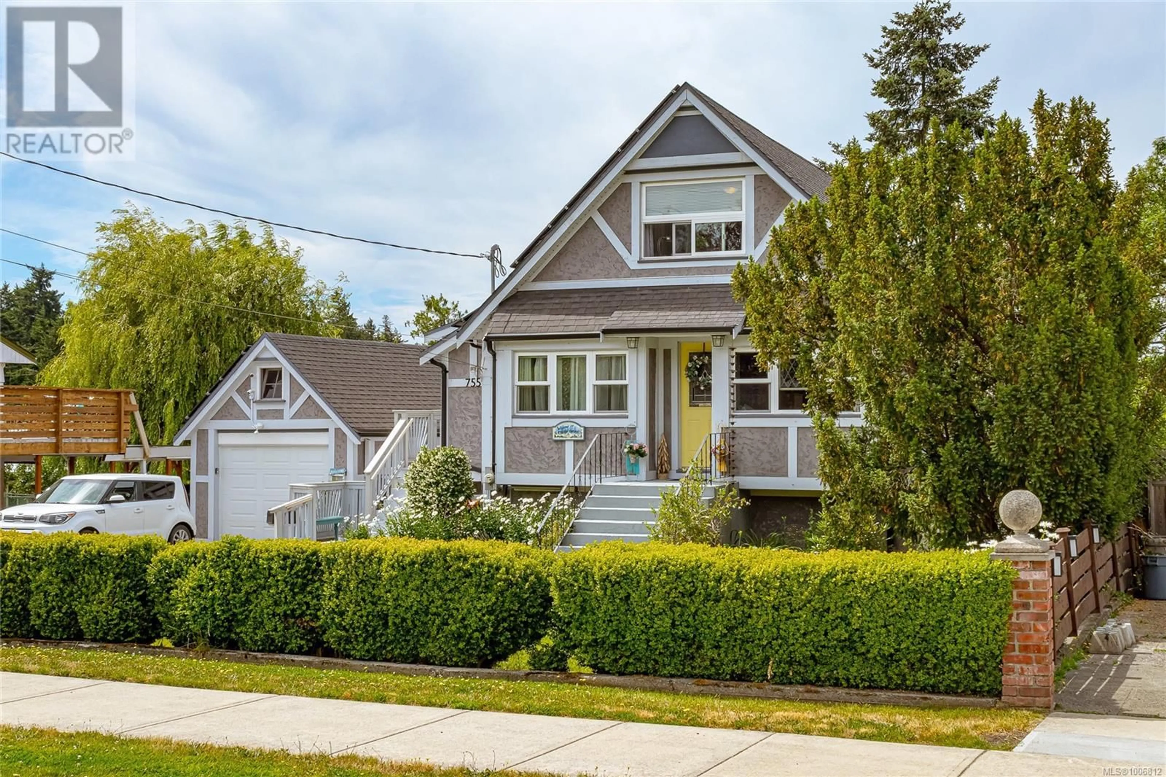 Home with vinyl exterior material, street for 755 GLADIOLA AVENUE, Saanich British Columbia V8Z2T2