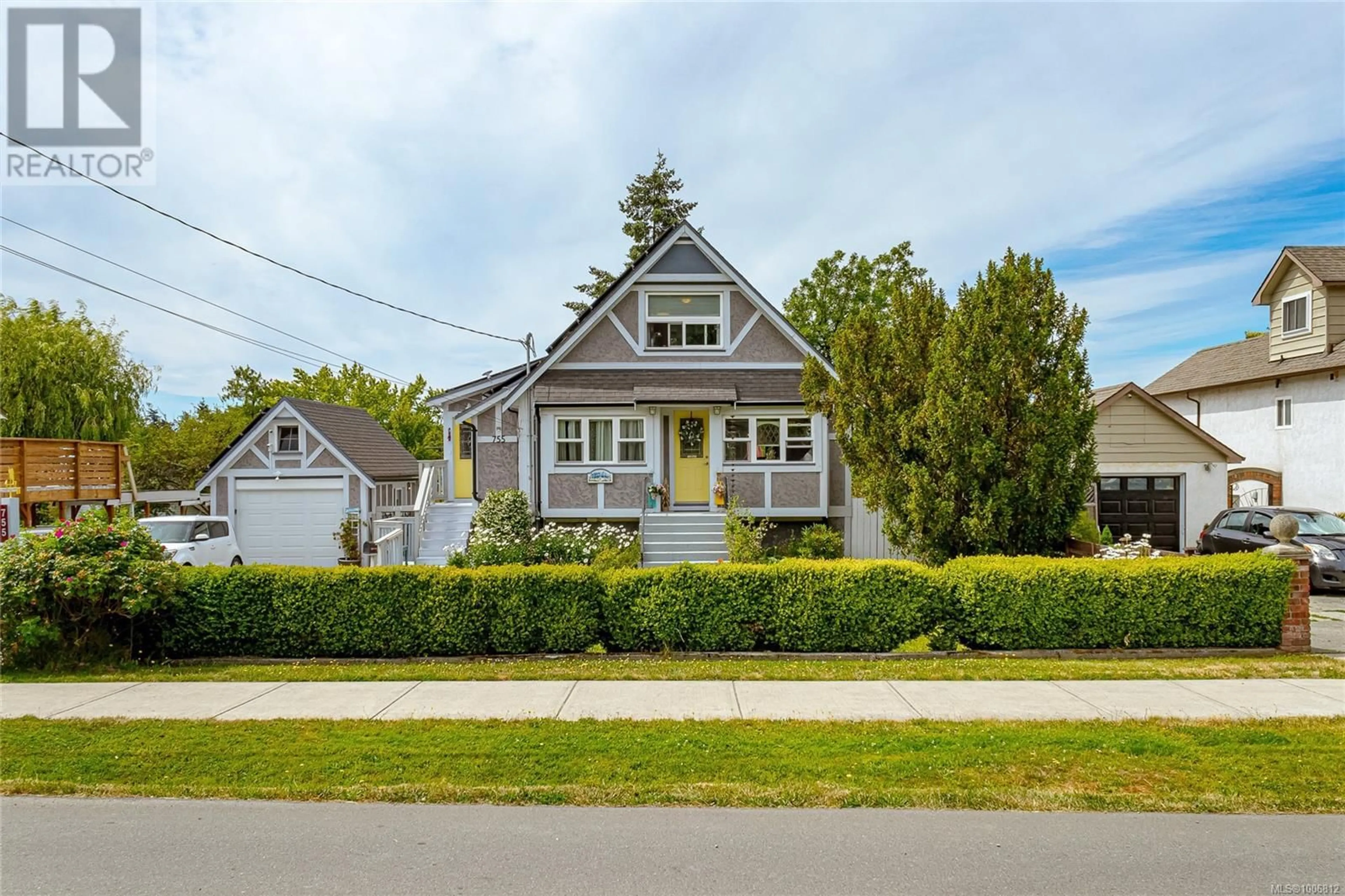 Home with vinyl exterior material, street for 755 GLADIOLA AVENUE, Saanich British Columbia V8Z2T2