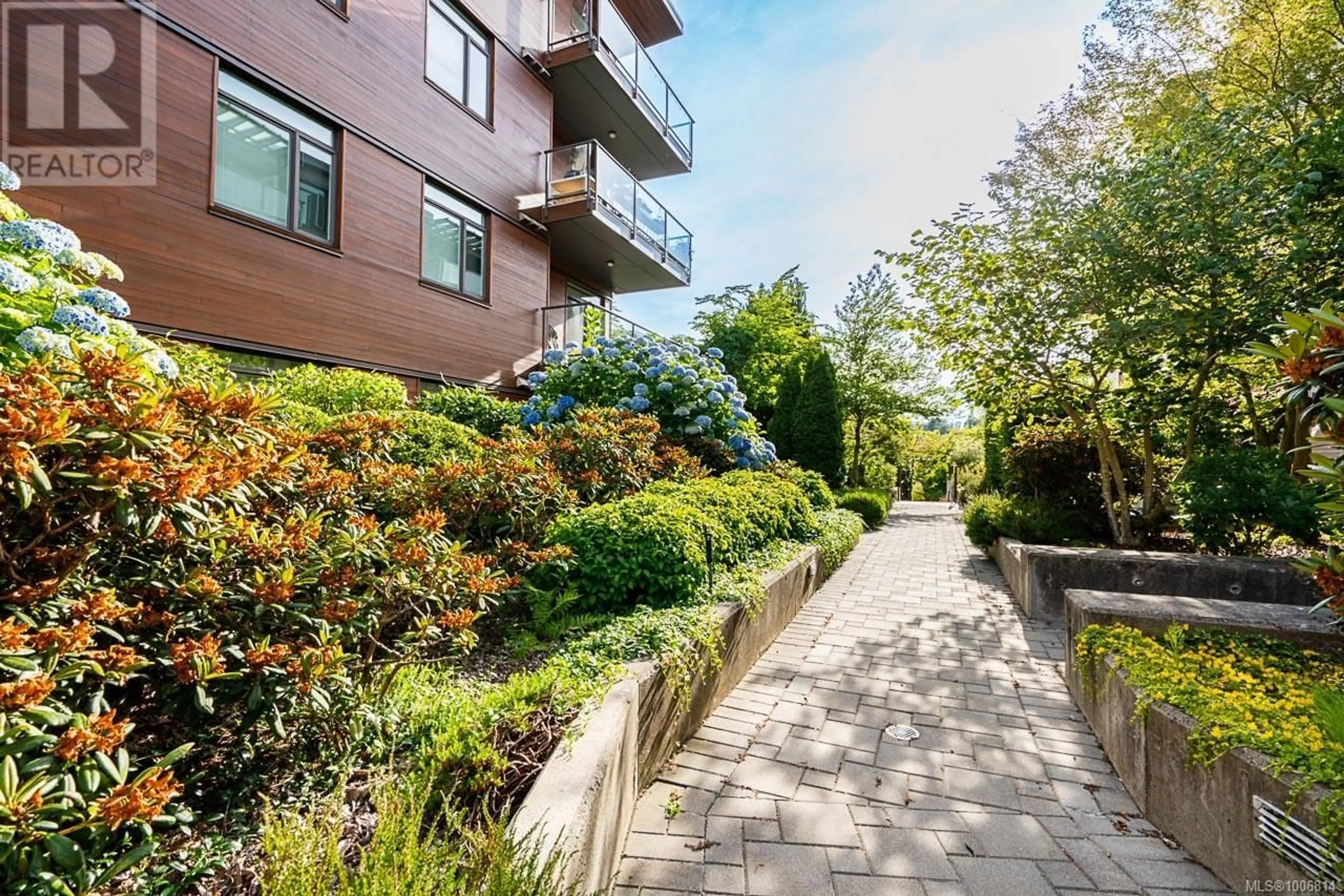 Patio, street for 201 - 3610 RICHMOND ROAD, Saanich British Columbia V8P4R5